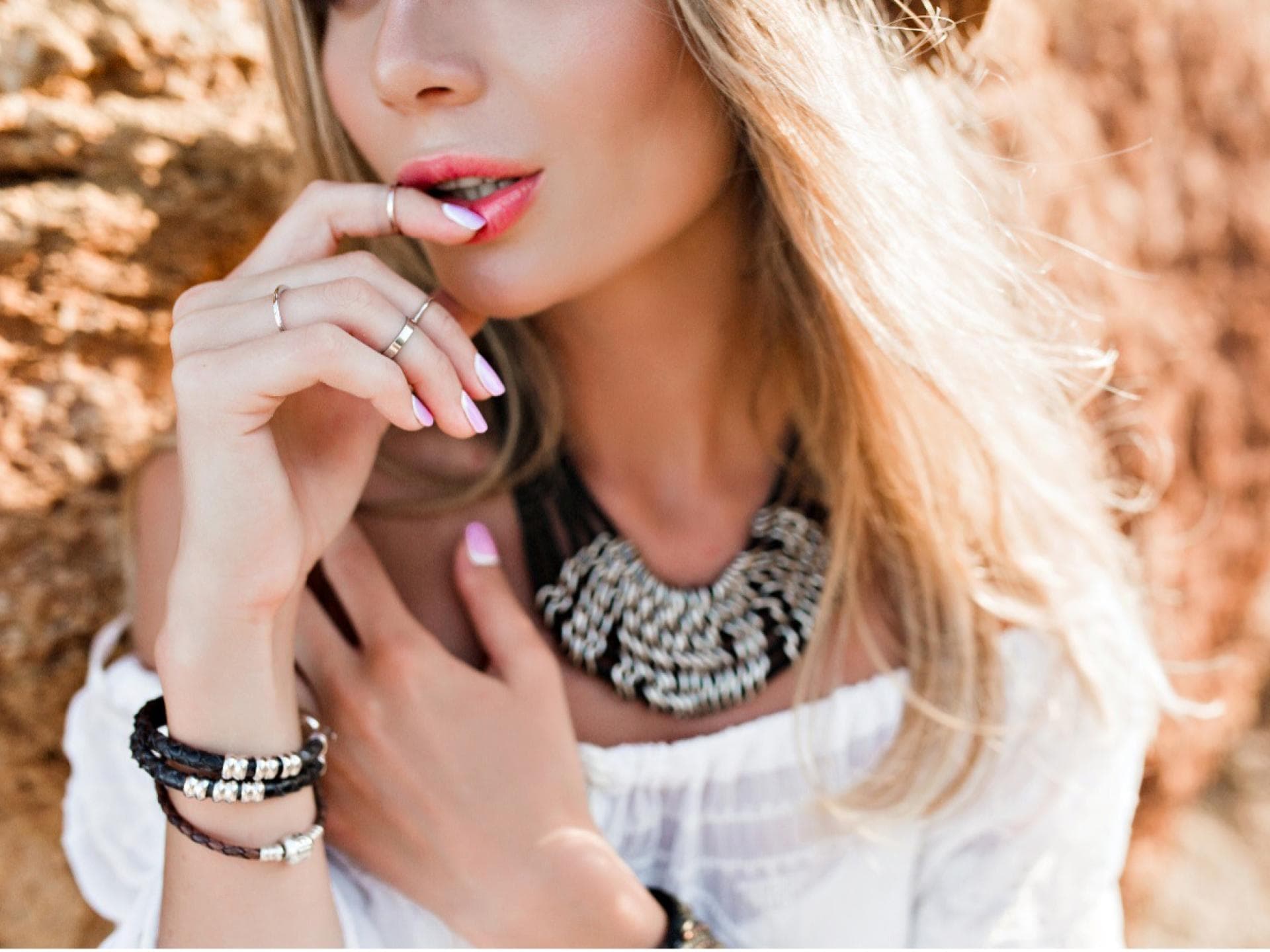 Eine Frau trägt verschiedene Schmuckstücke