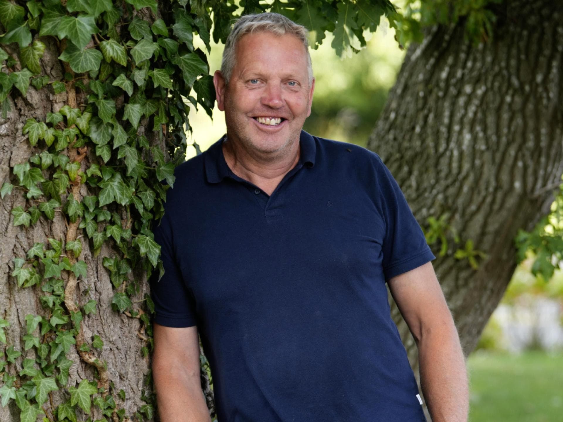 BsF Jörg lehnt am Baum