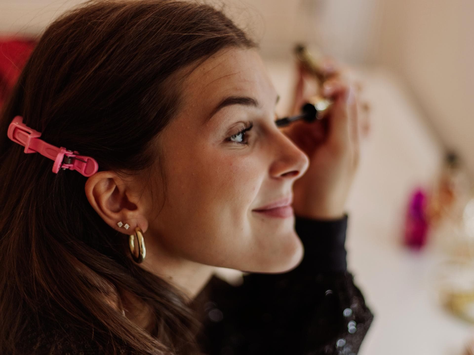 Frau tuscht sich die Wimpern