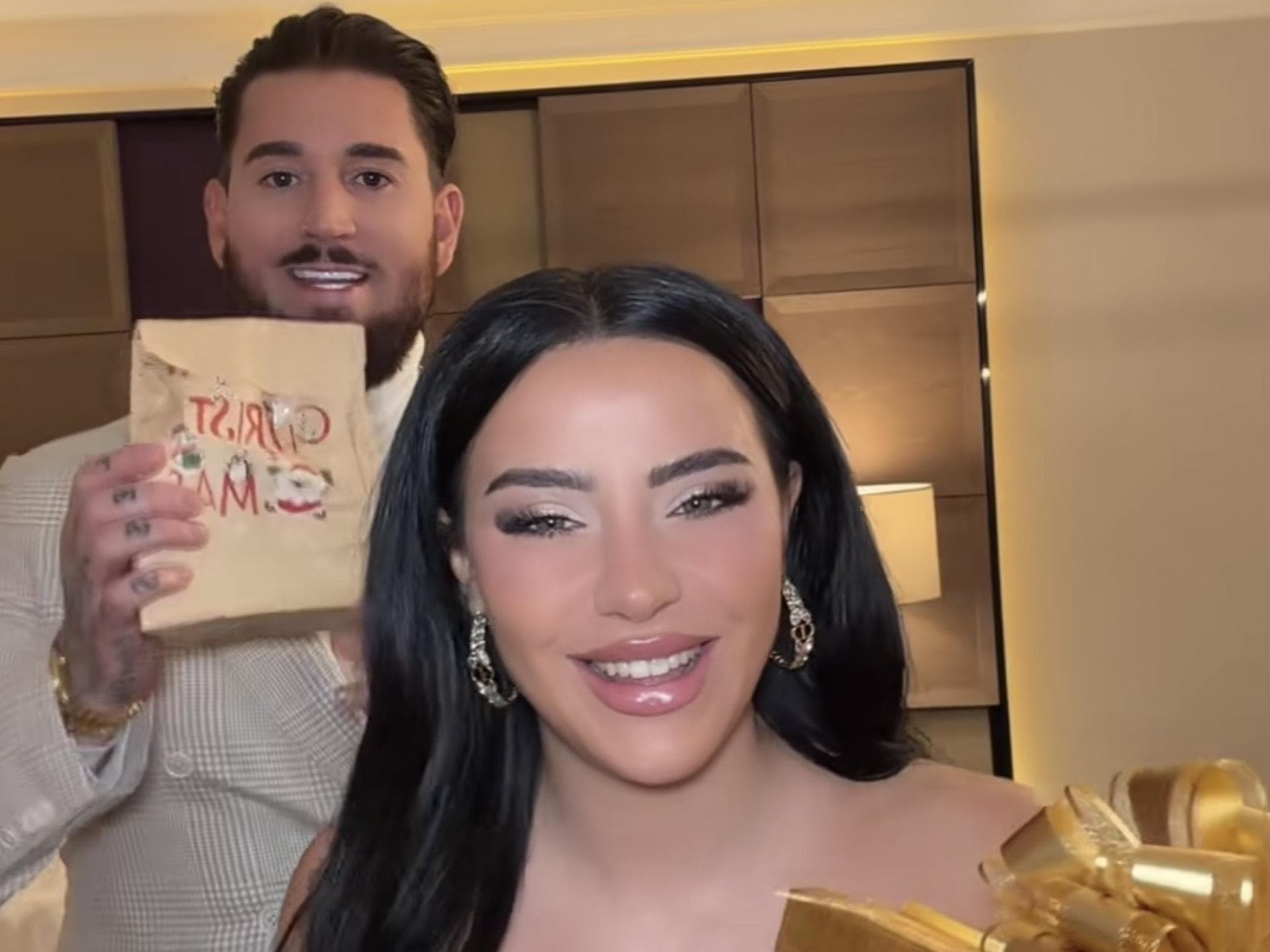 Mike und Leyla Heiter mit Geschenken in der Hand