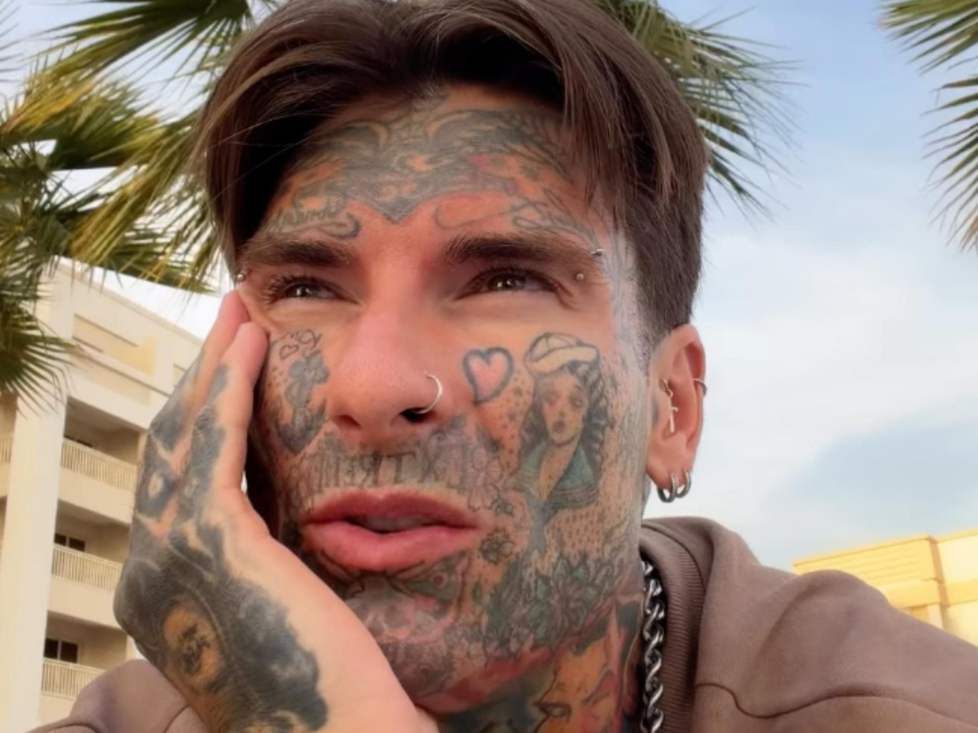 Nikola Glumac hält Hand ans Gesicht