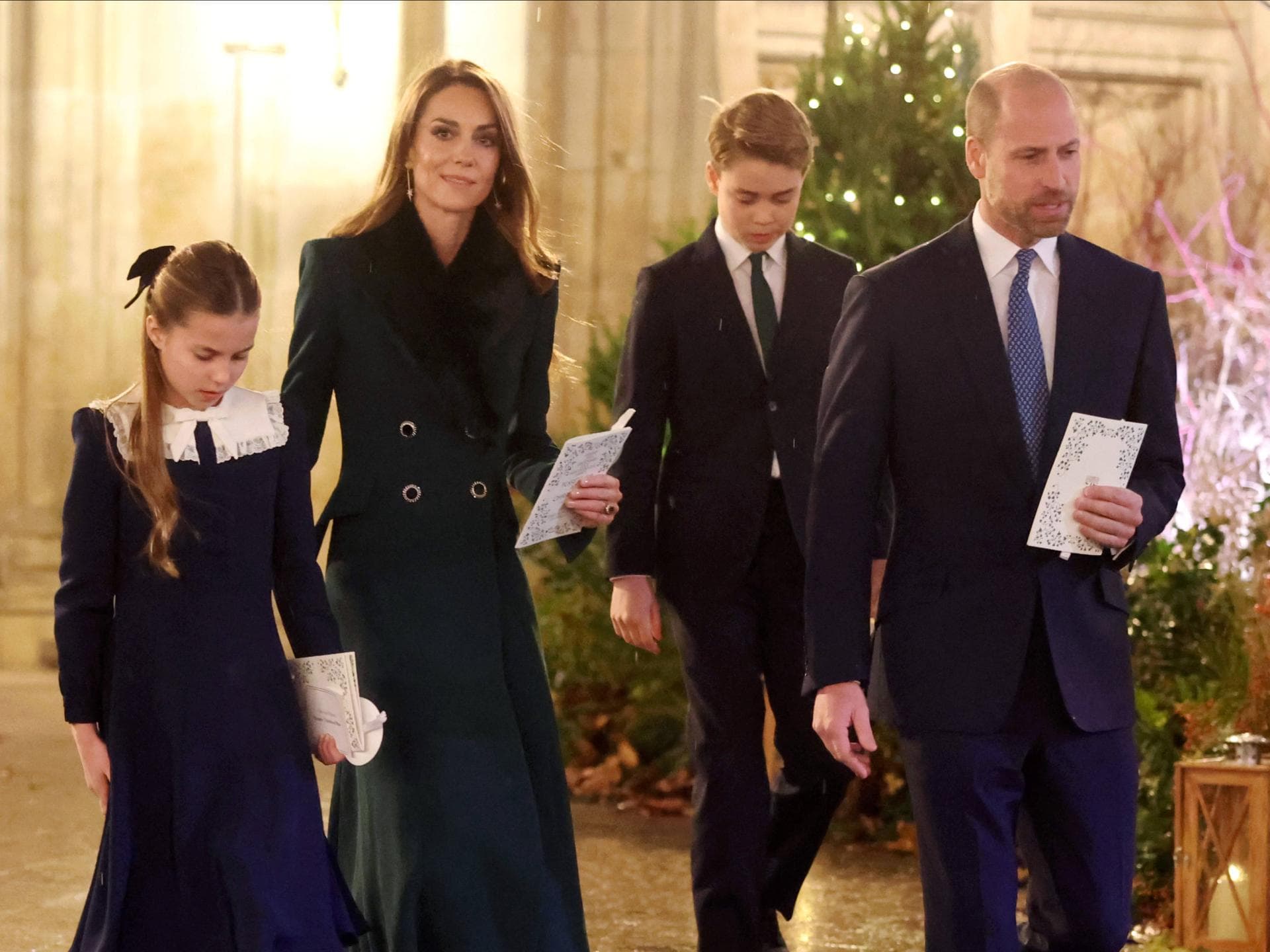 Prinzessin Kate und Prinz William mit ihren Kindern George und Charlotte beim Adventskonzert