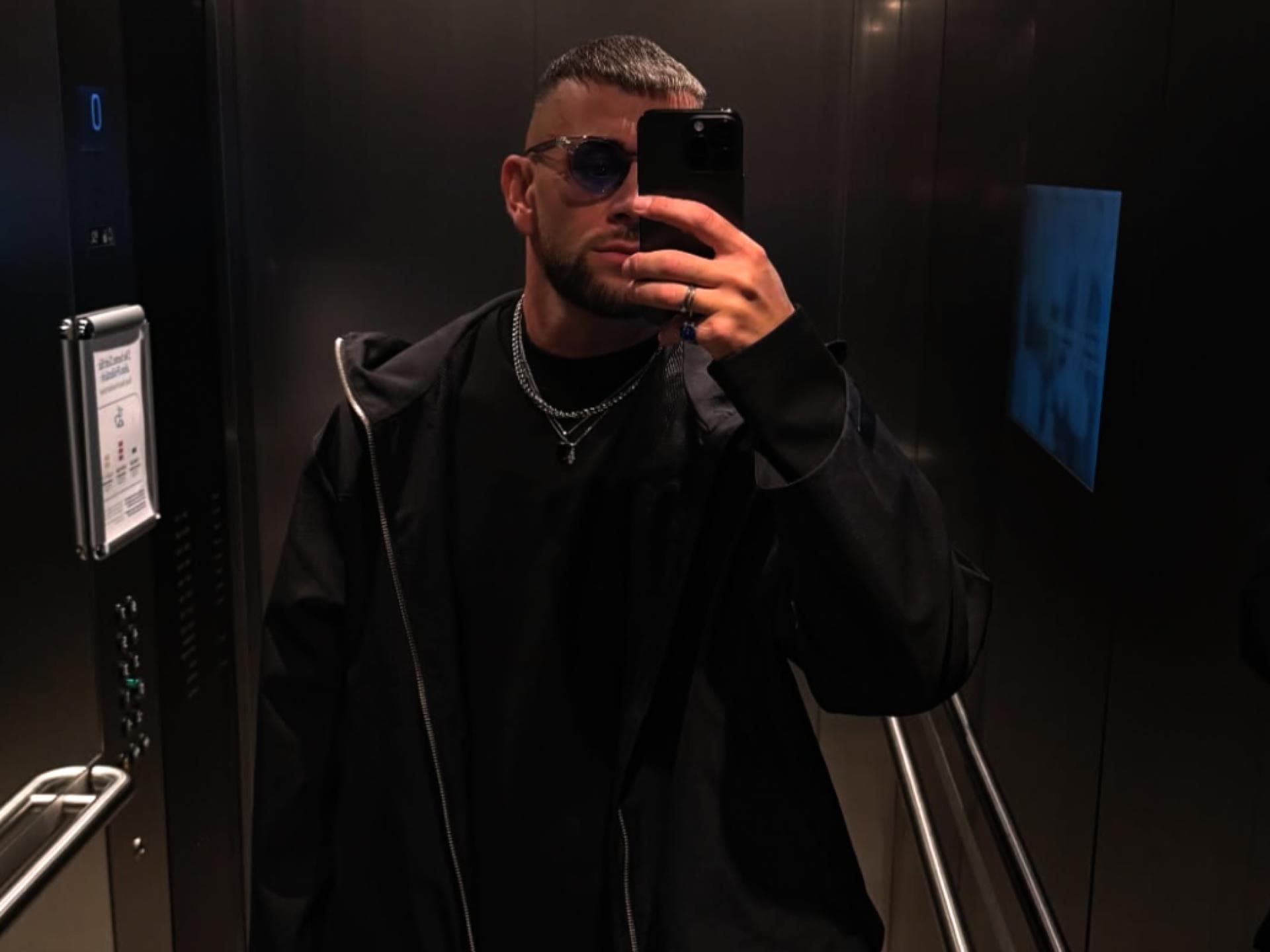 Serkan Yavuz ganz dunkel Kleidet macht foto im fahrstuhl