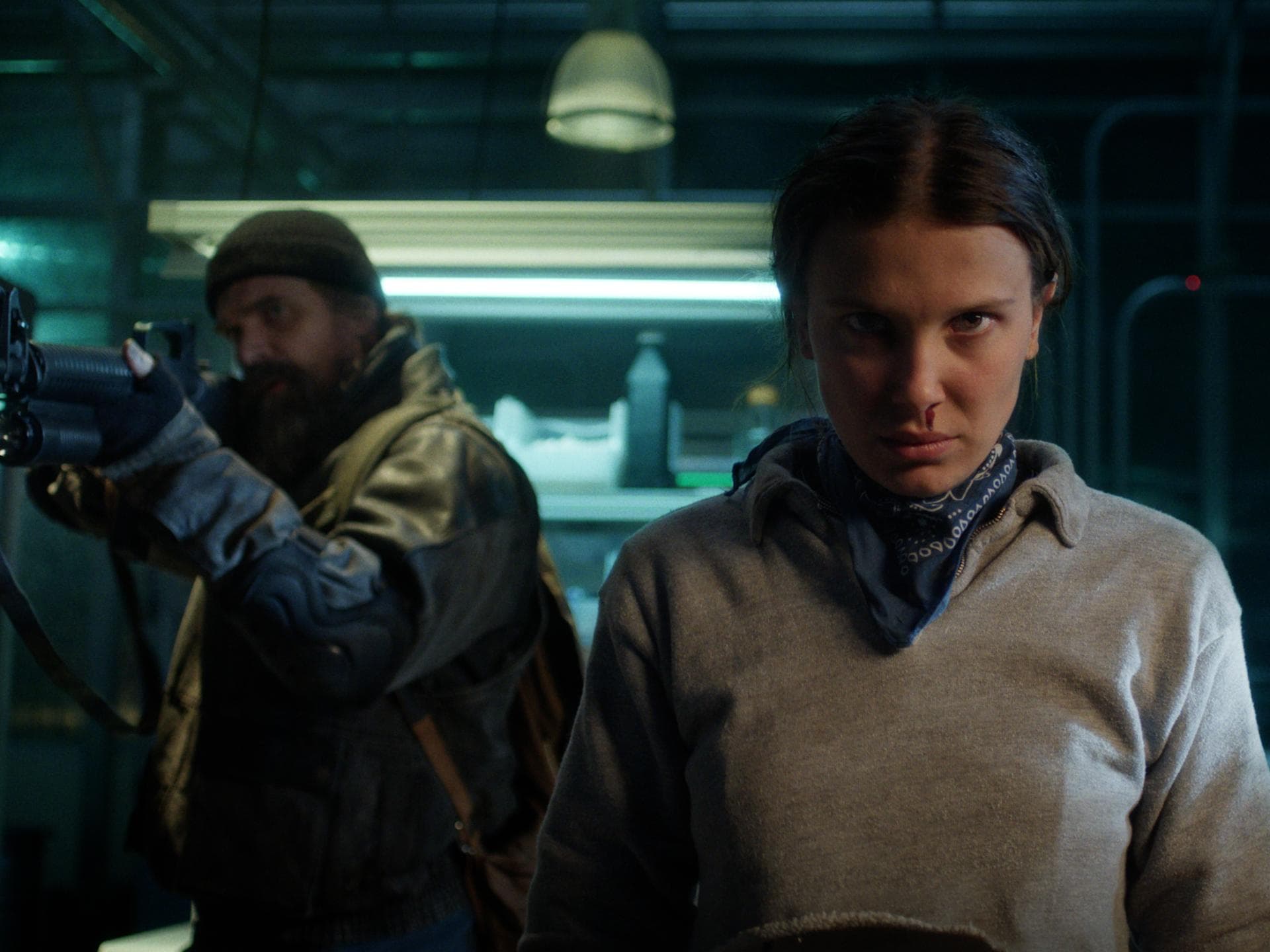 Elfi bei "Stranger Things" mit Nasenbluten, Jim Hopper hinter ihr