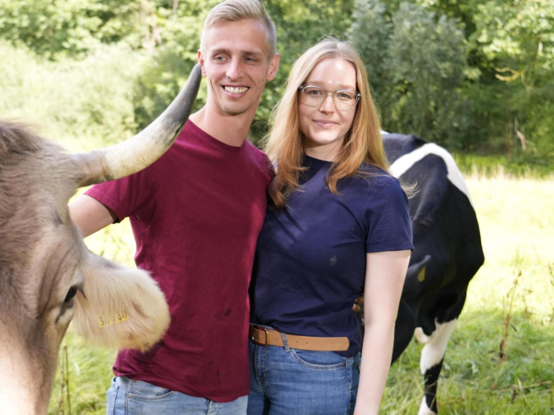 Pauline und Christopher vor Kühen