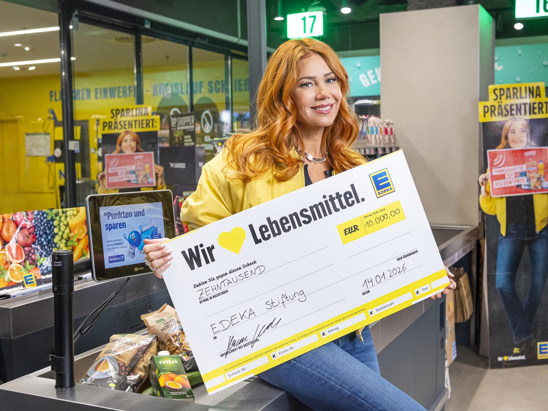 Palina Rojinski sammelte an einer EDEKA-Kasse Spenden