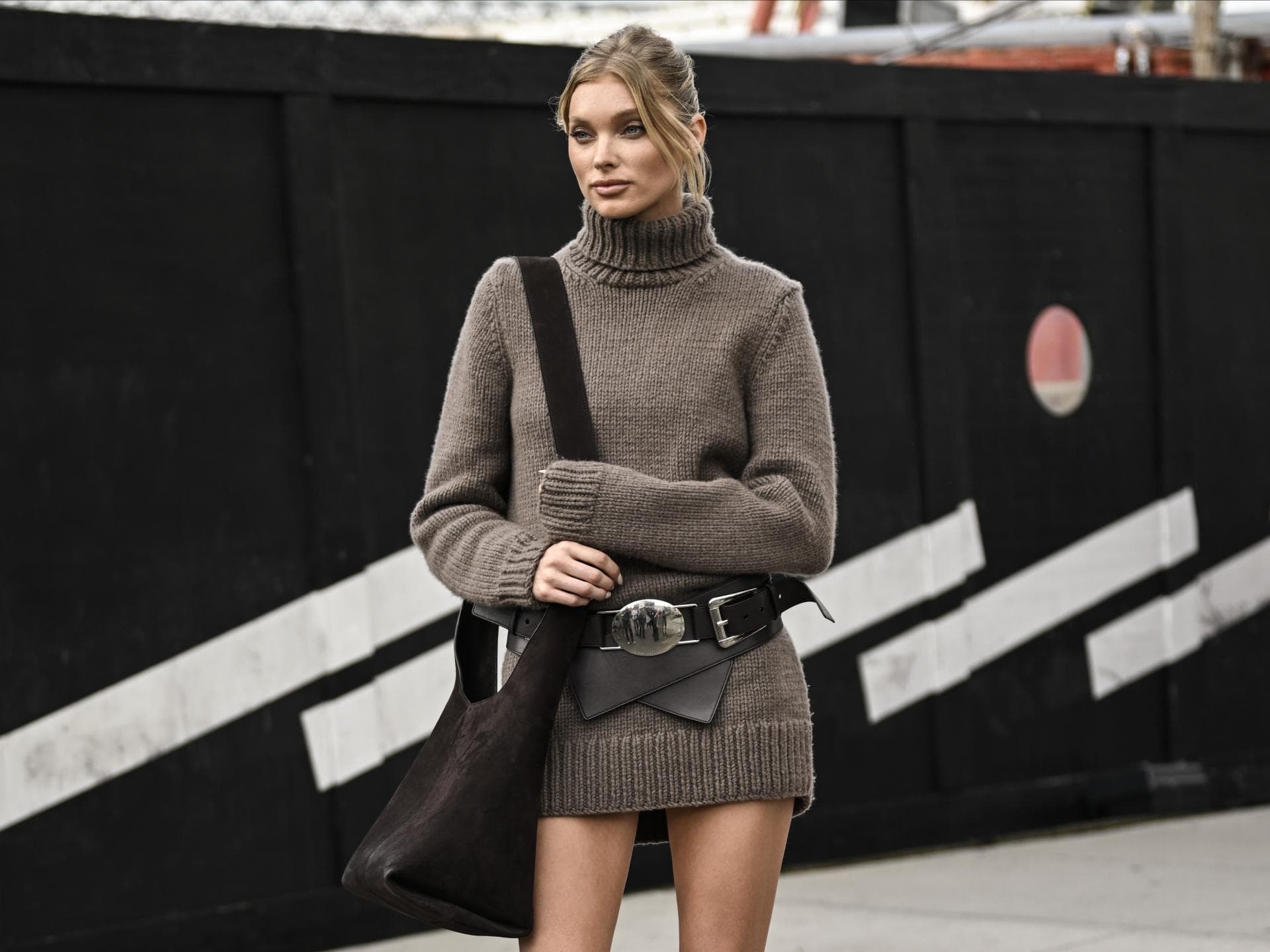 Elsa Hosk im Strickkleid mit Taillengürtel