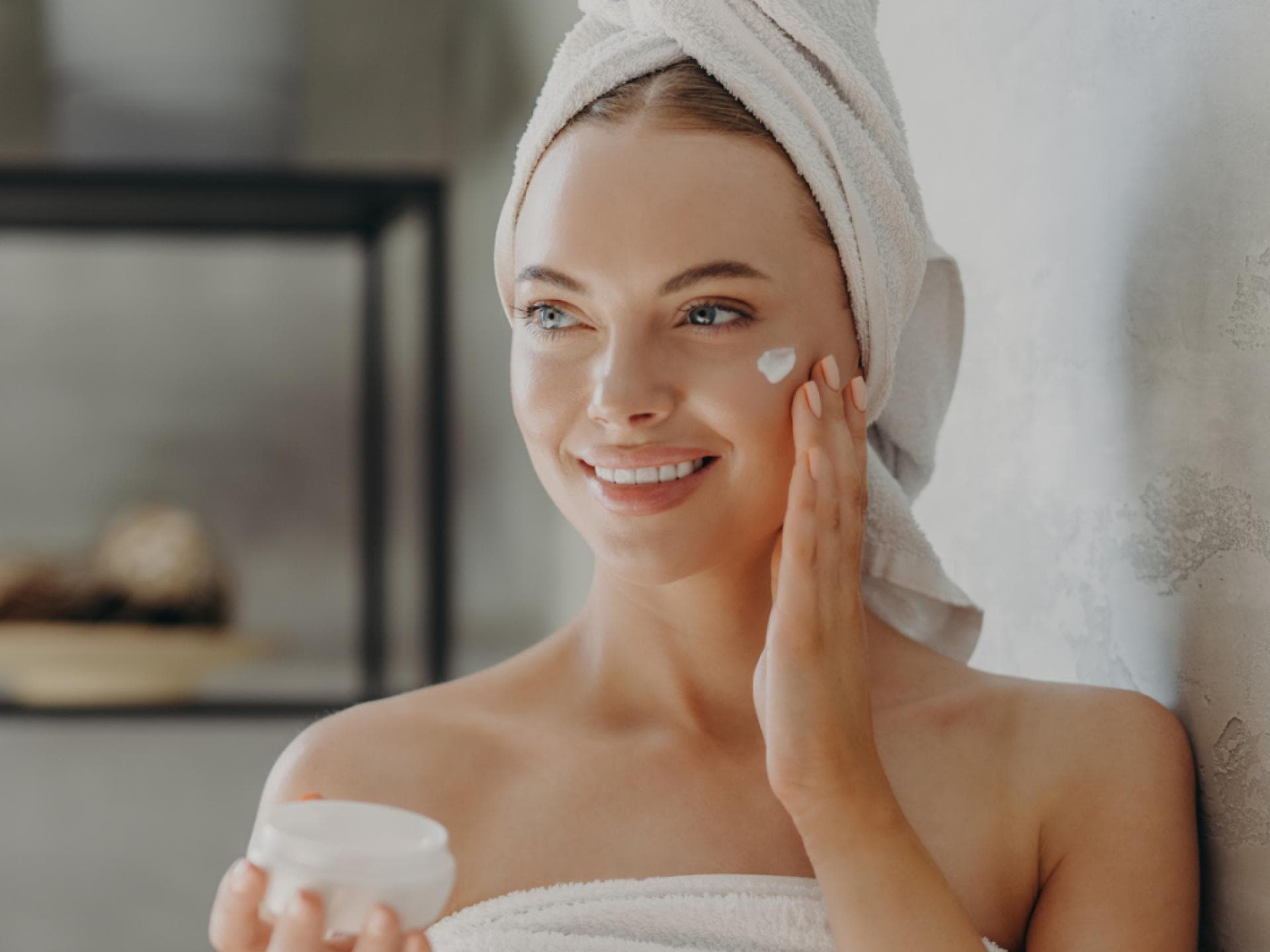 Frau mit Anti-Aging-Fluid