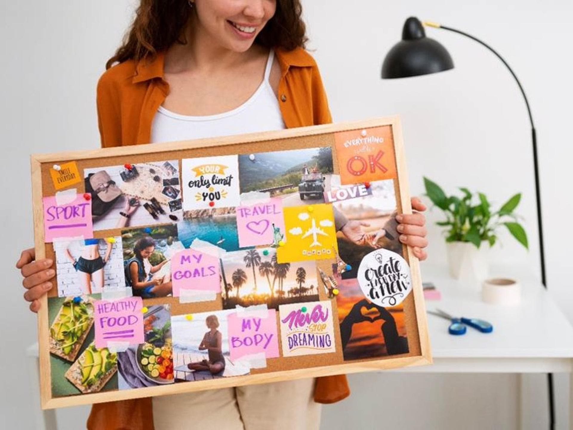 Eine Frau hält ein Visionboard in der Hand