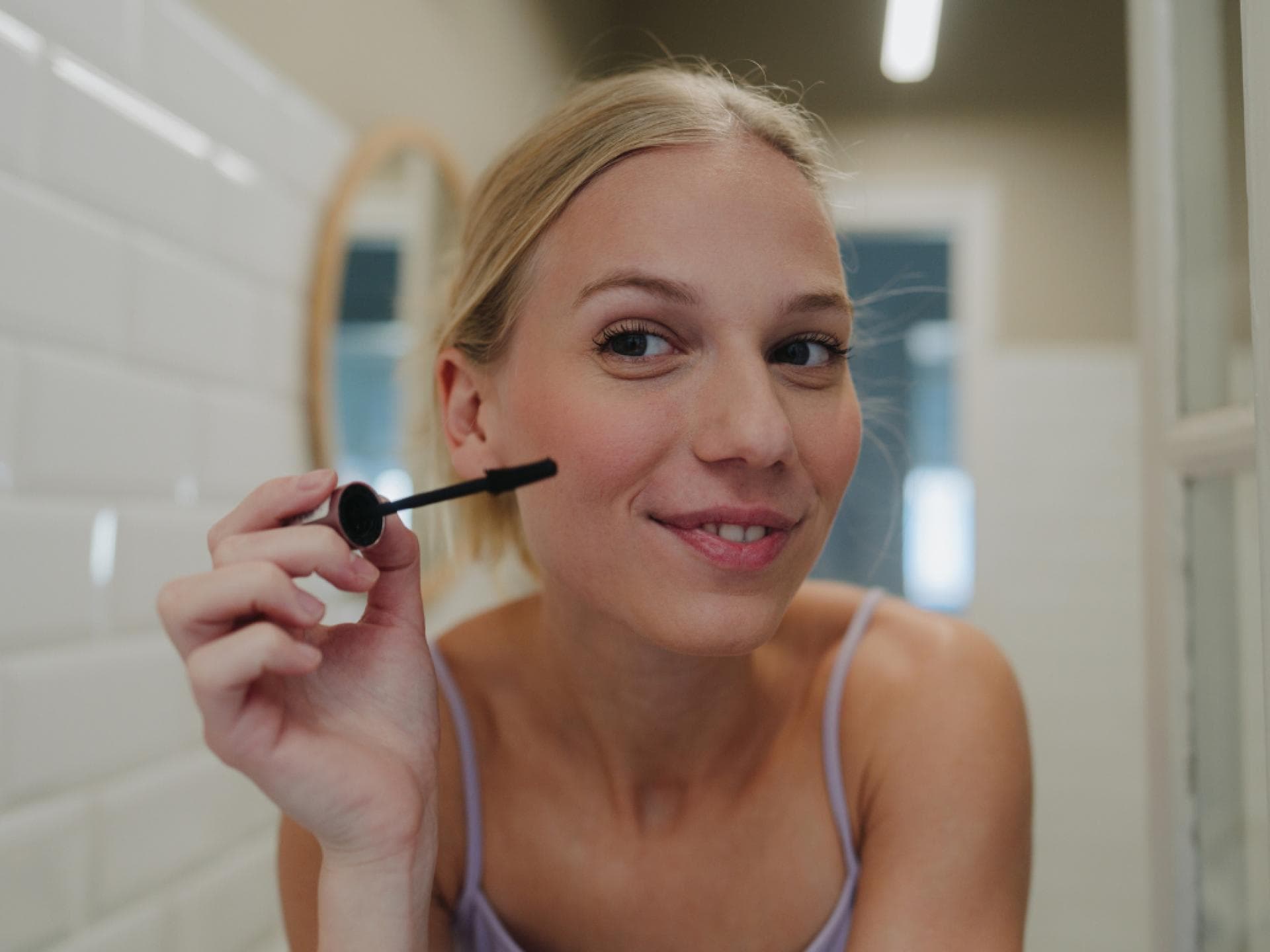 Blondine tuscht Wimpern