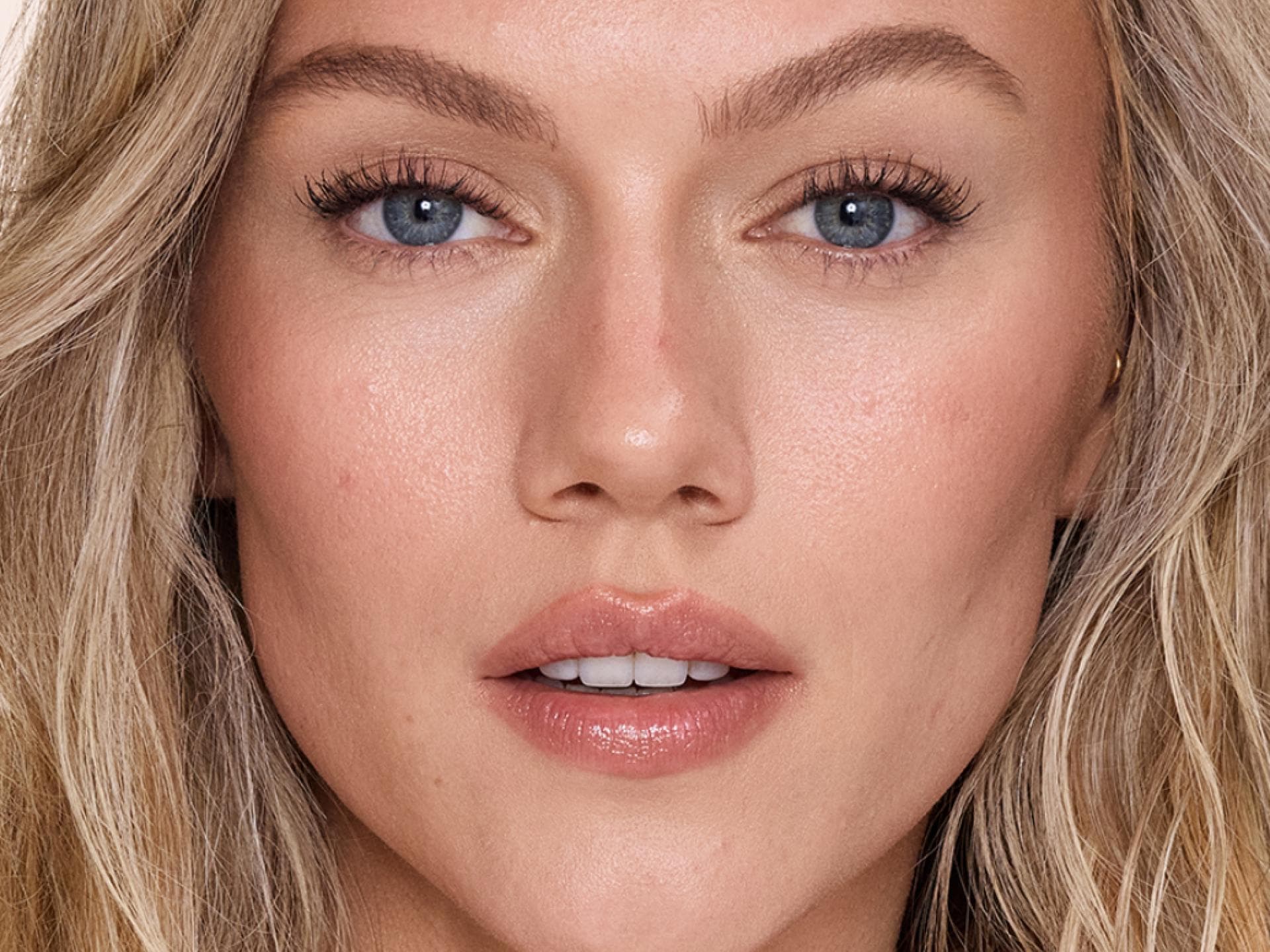 Frau mit makelloser Haut