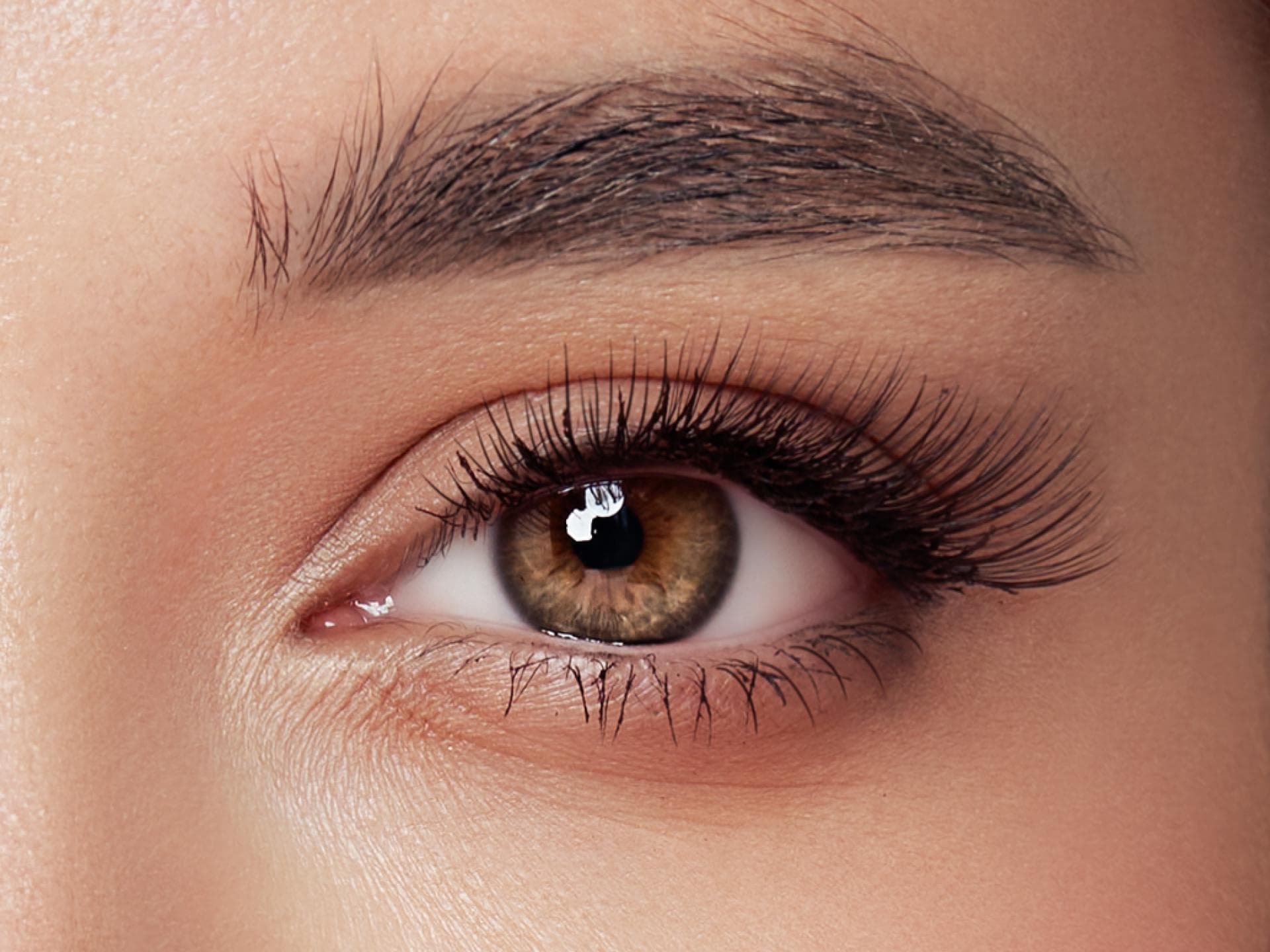 Frau mit langen dichten Wimpern