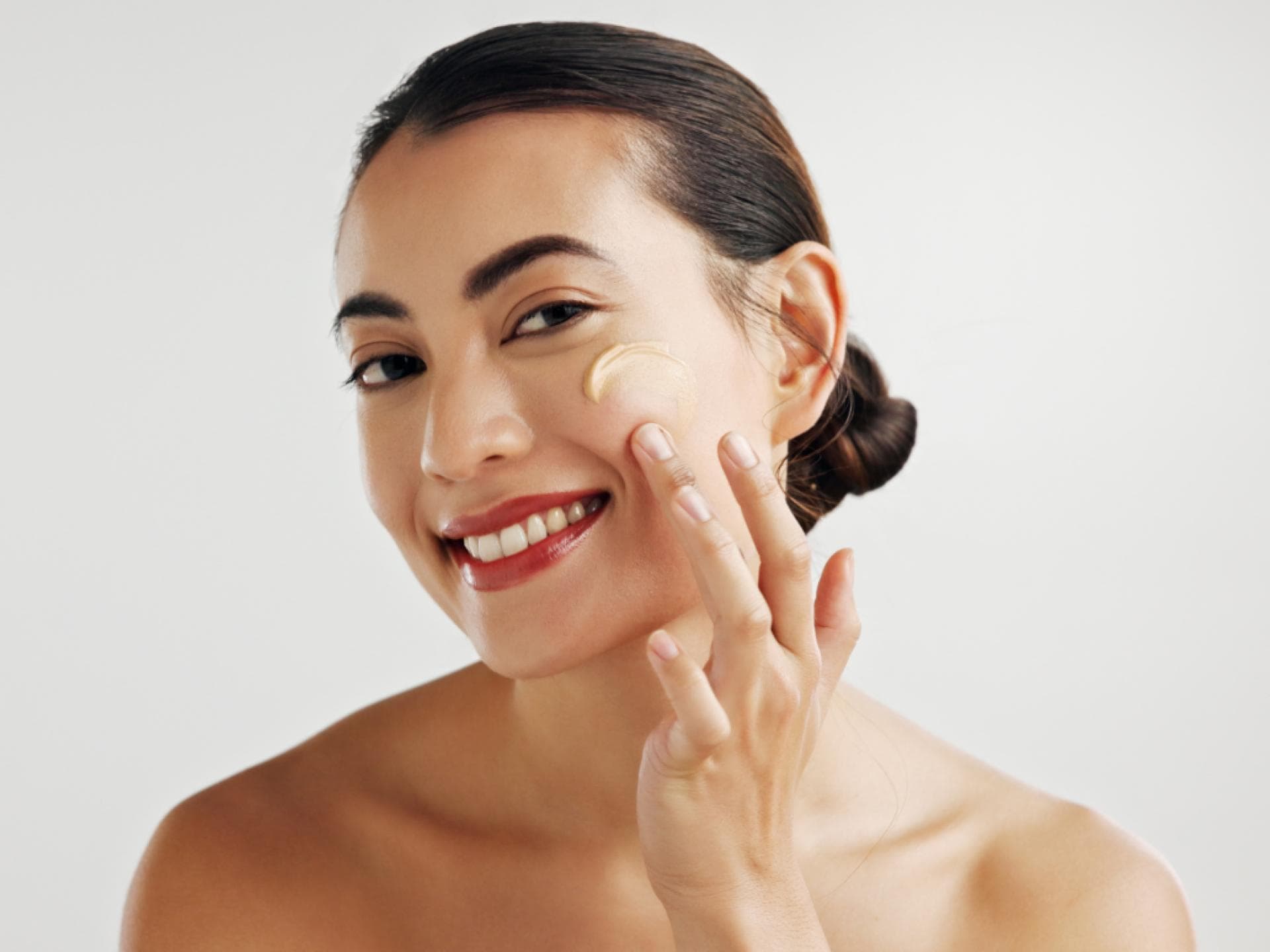 Frau trägt Make-up auf