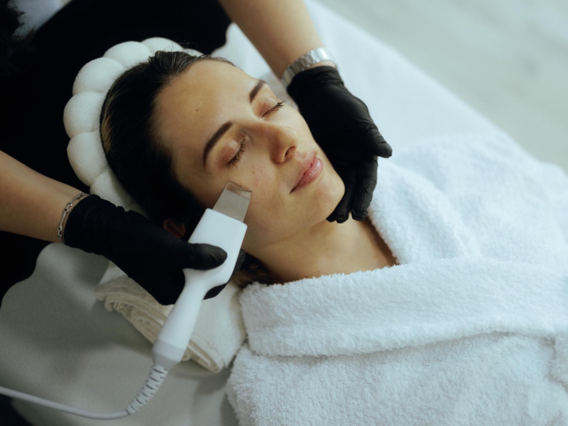 Frau beim Kosmetiker mit Reinigung