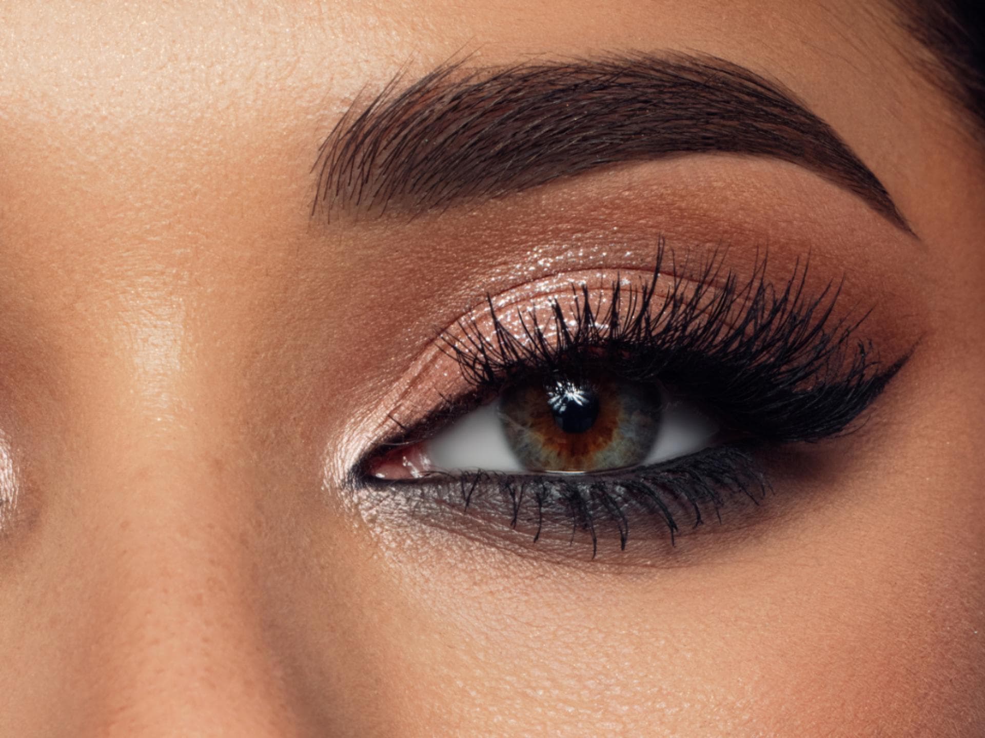 Frau mit langen und dichten Wimpern