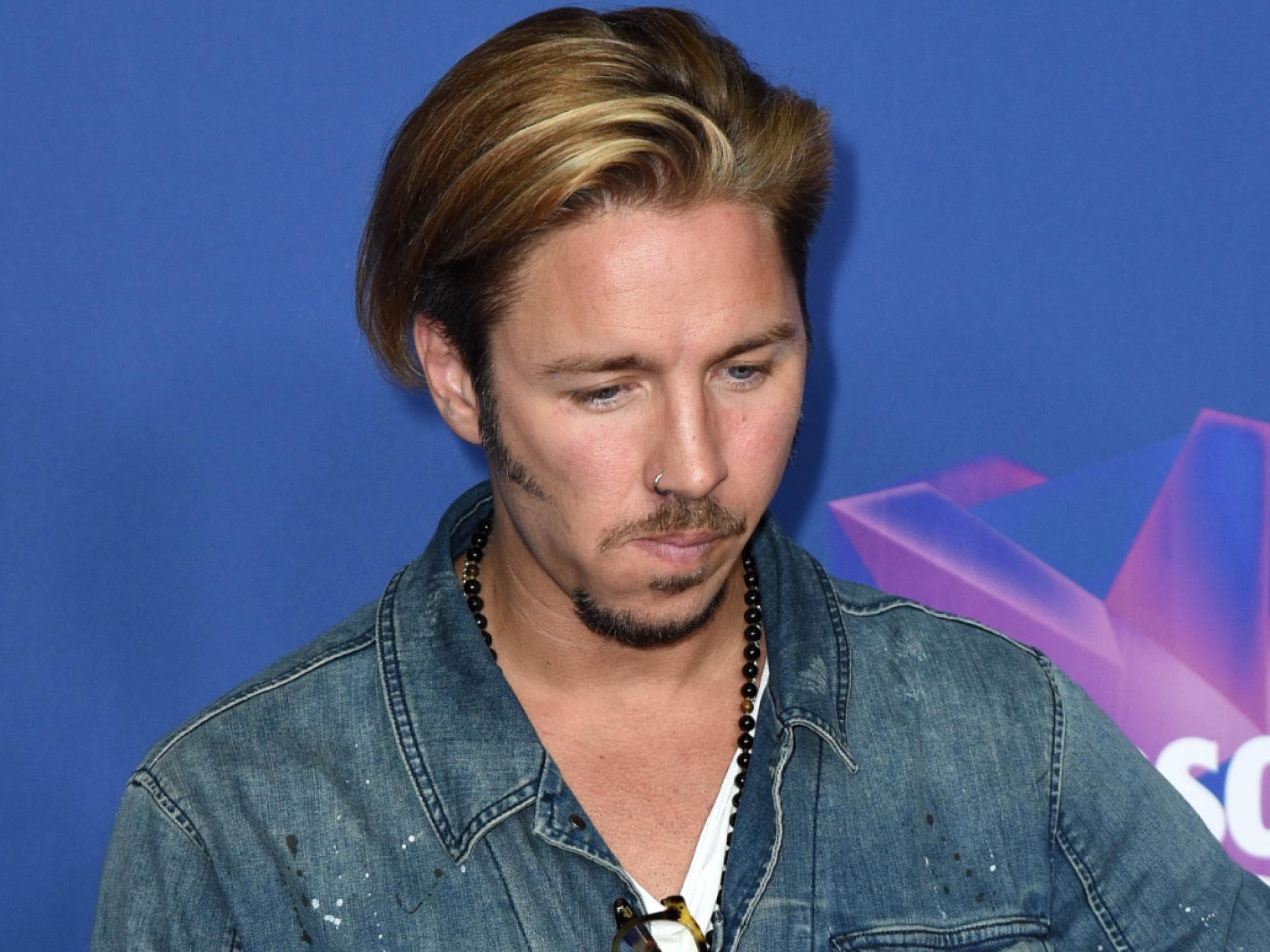 Gil Ofarim schaut nachdenklich nach unten