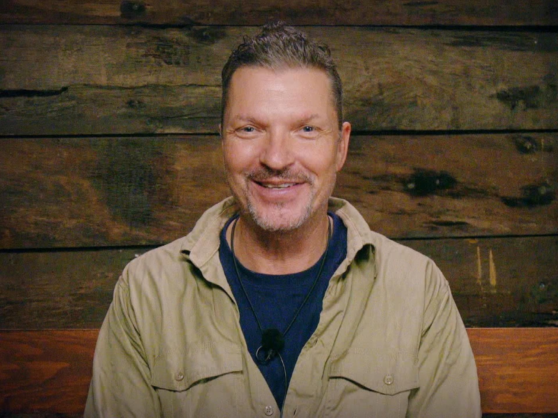 Hardy Krüger jr. lächelt im Dschungel