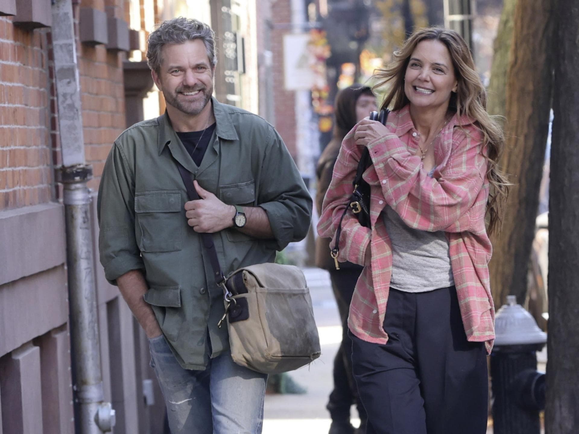 Katie Holmes und Joshua Jackson lächeln