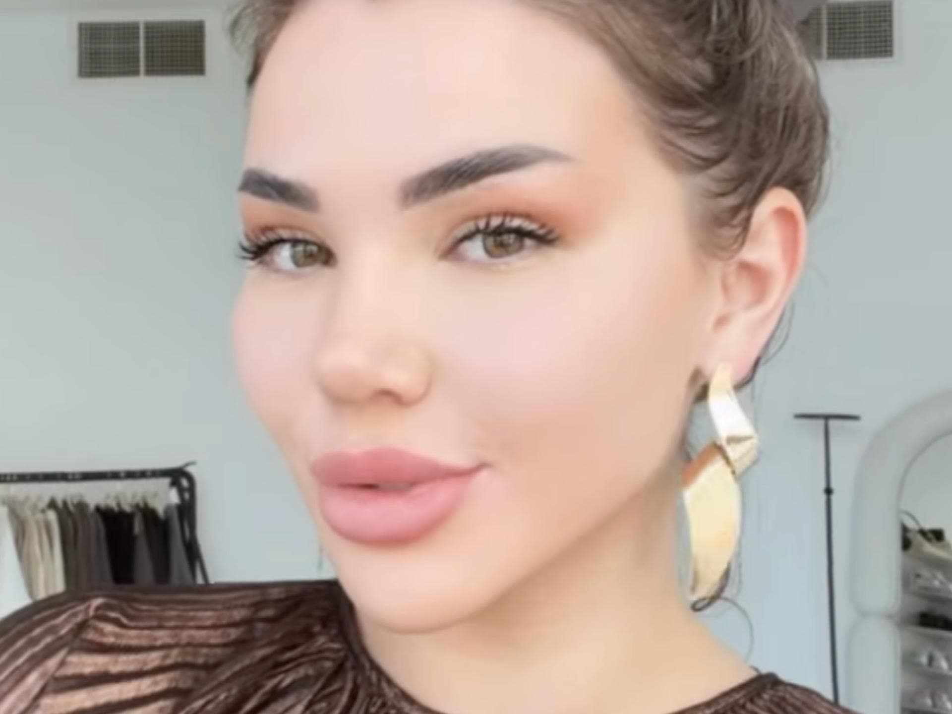 Kim Virginia hartung guckt angespannt