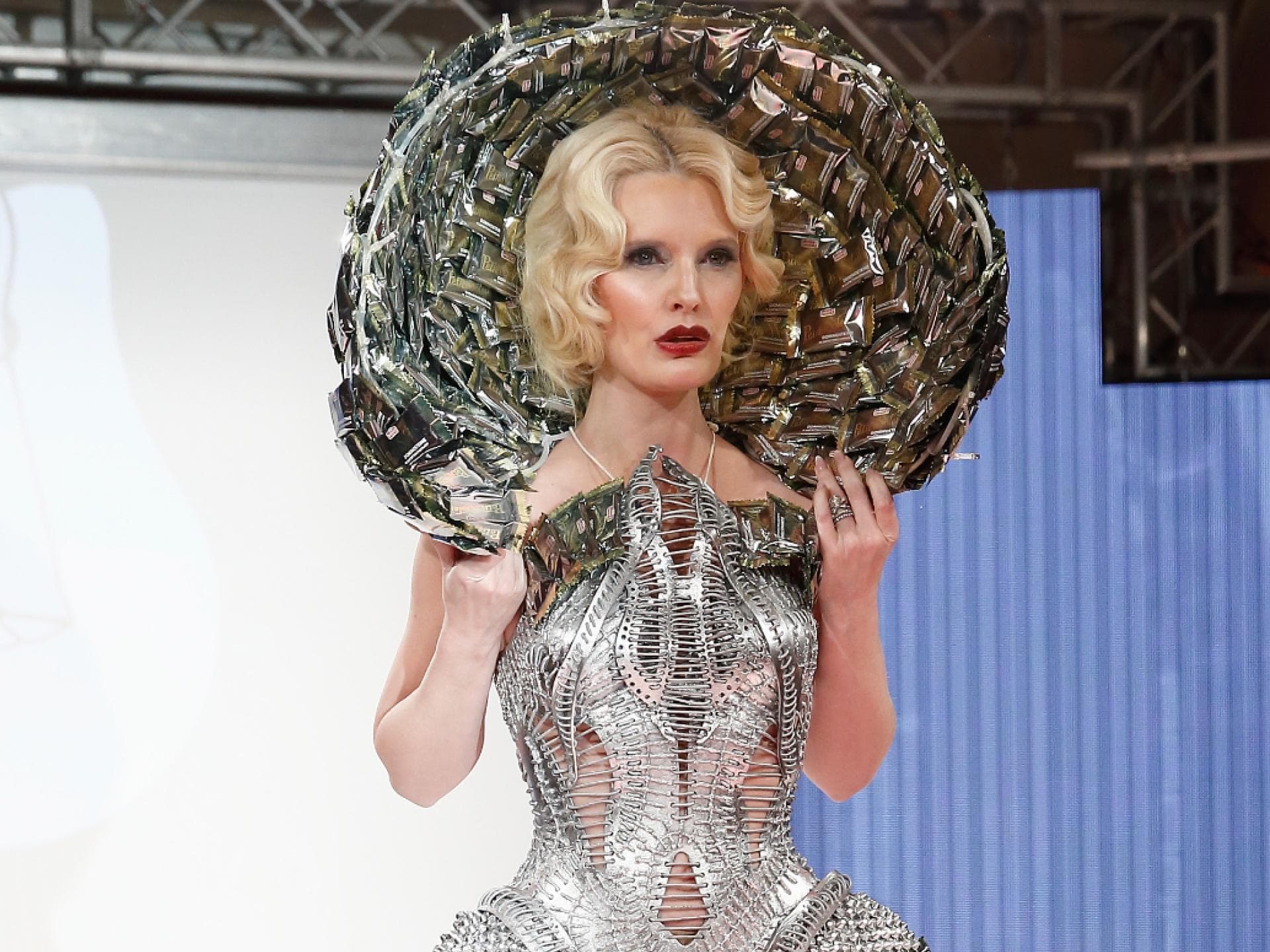 mirja du mont auf laufsteg