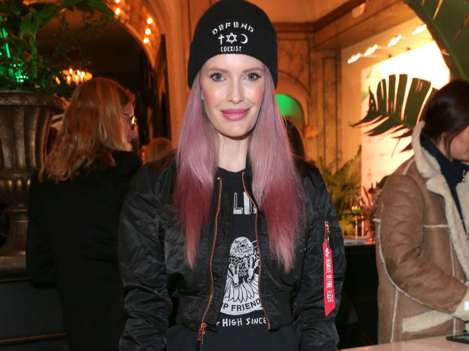 mirja du mont mit bunten haaren