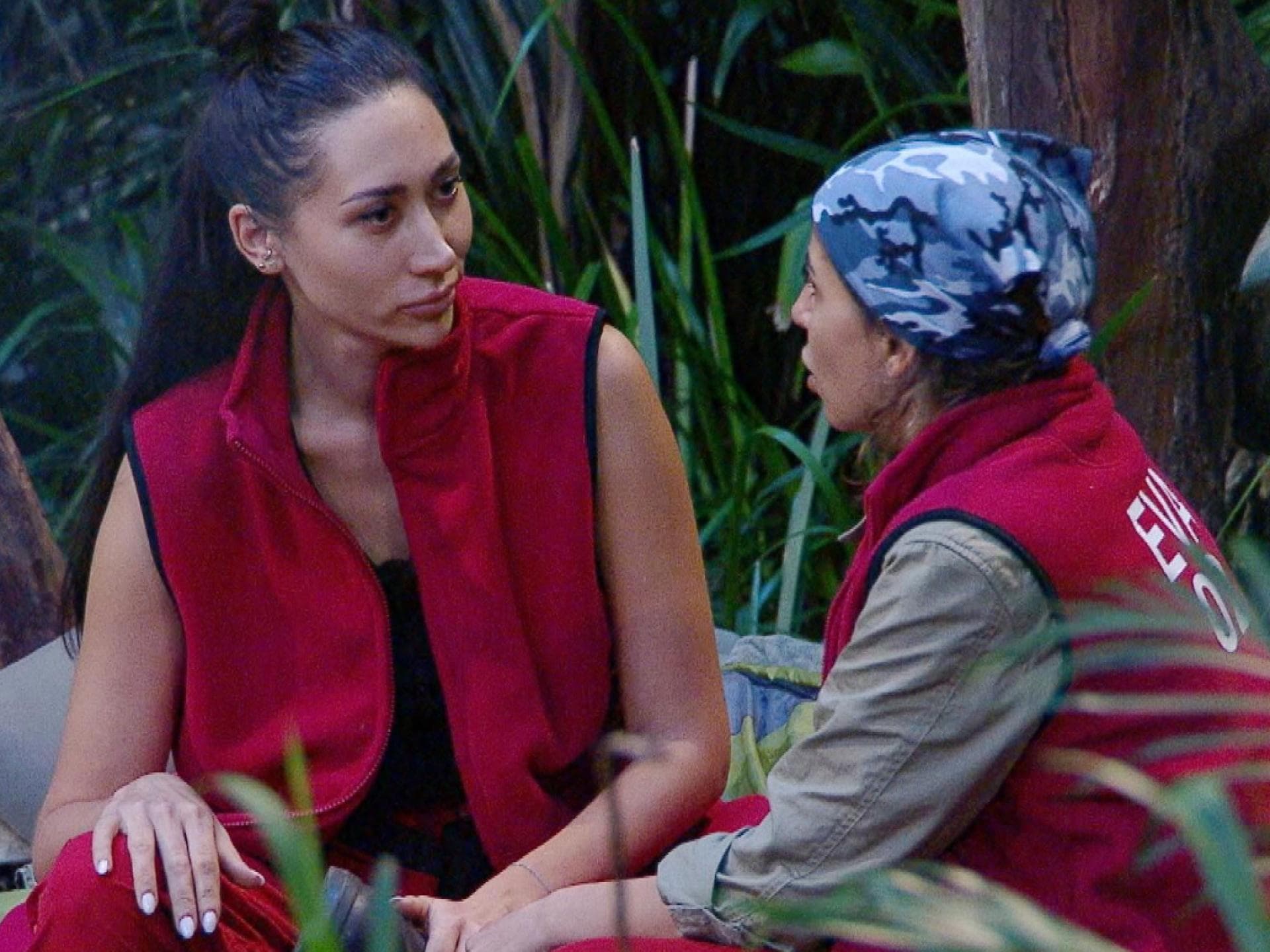 Samira Yavuz konfrontiert Eva Benetatou im Dschungelcamp