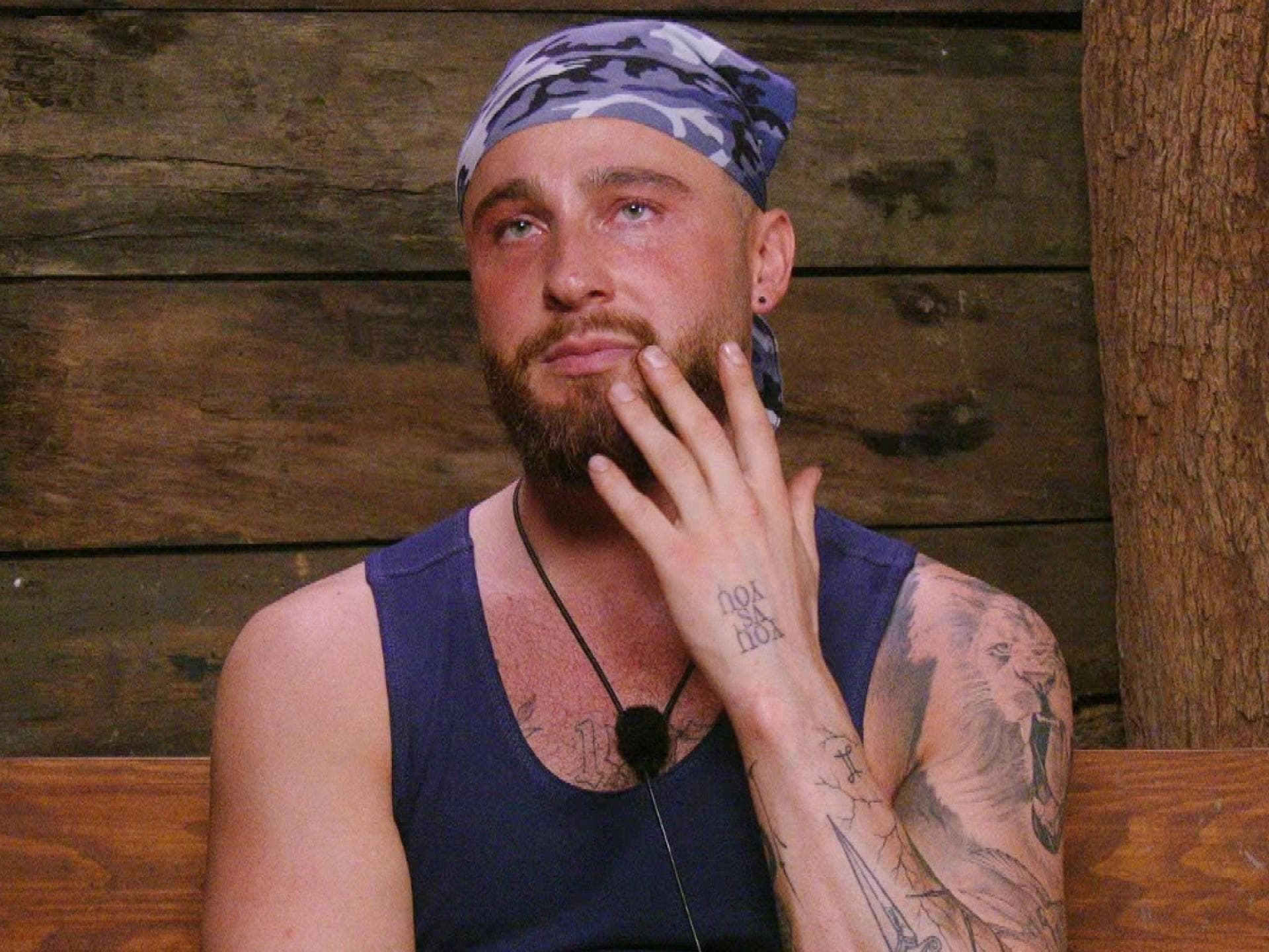 Umut Tekin mit Tränen im Dschungeltelefon