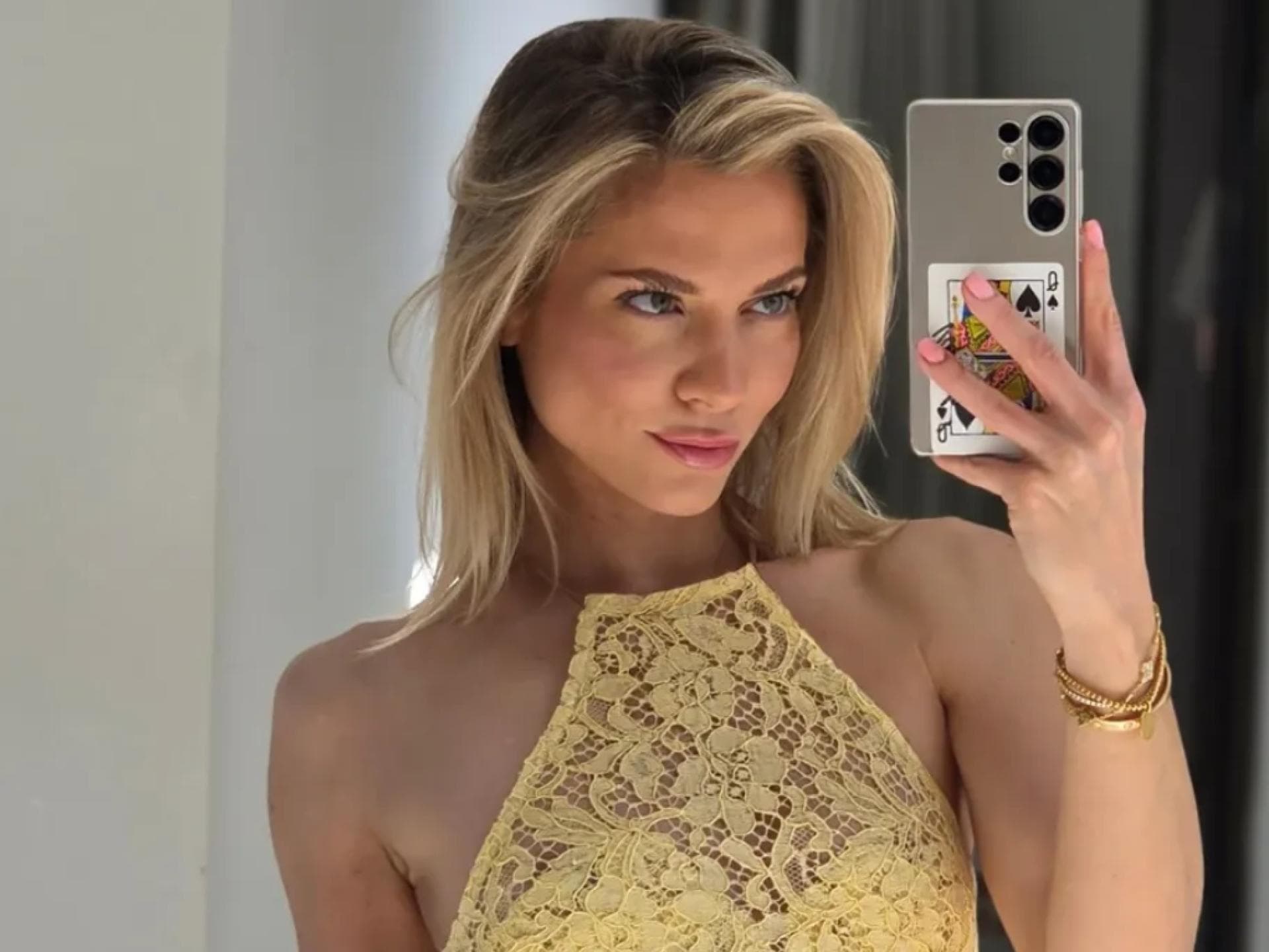 Valentina Pahde im gelben Kleid