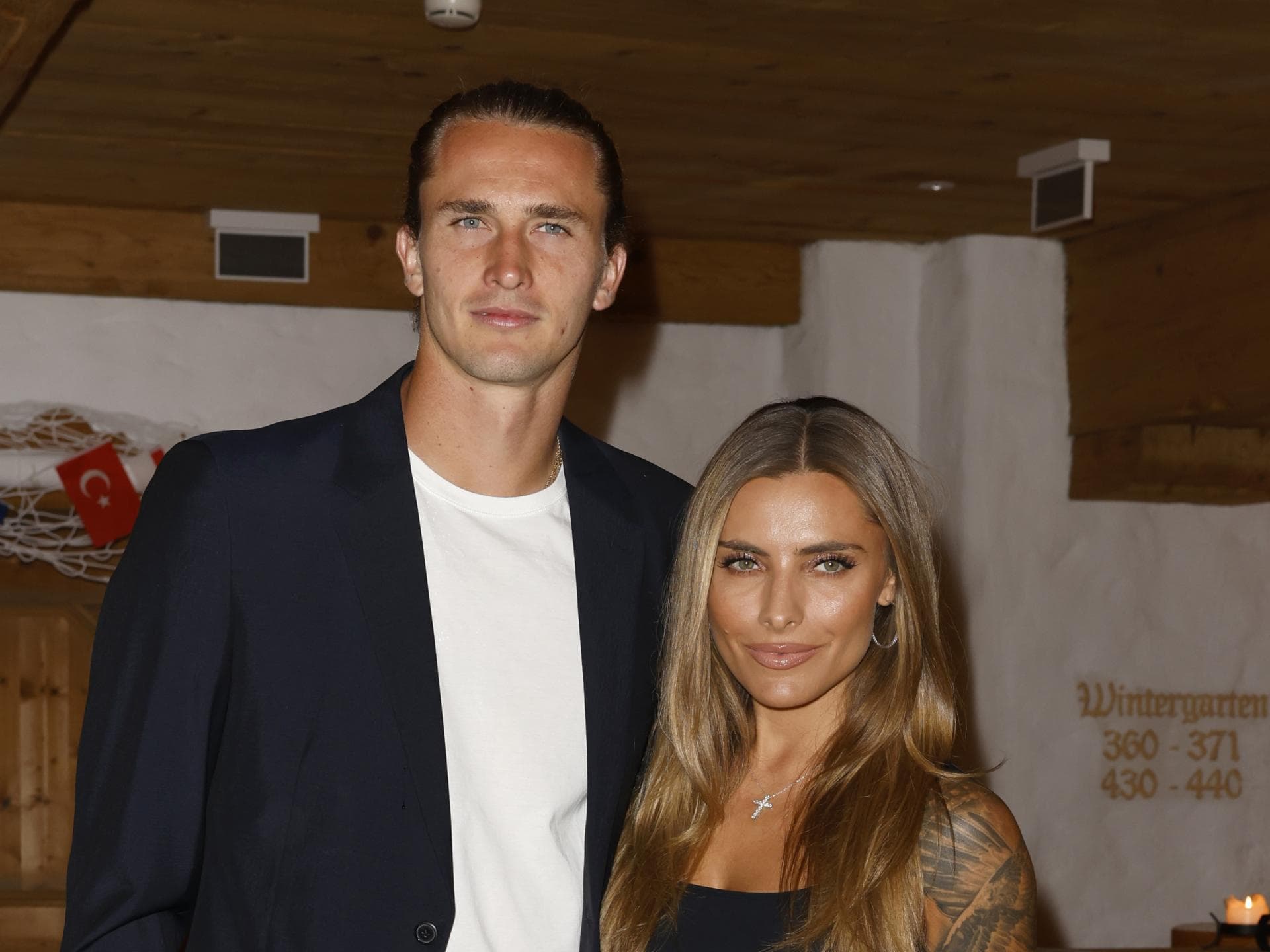 Alexander Zverev und Sophia Thomalla posieren zusammen
