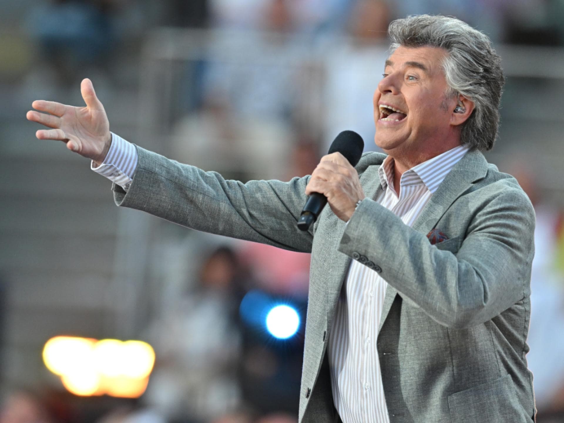 Andy Borg auf Bühne. mit ausgstrecktem Arm