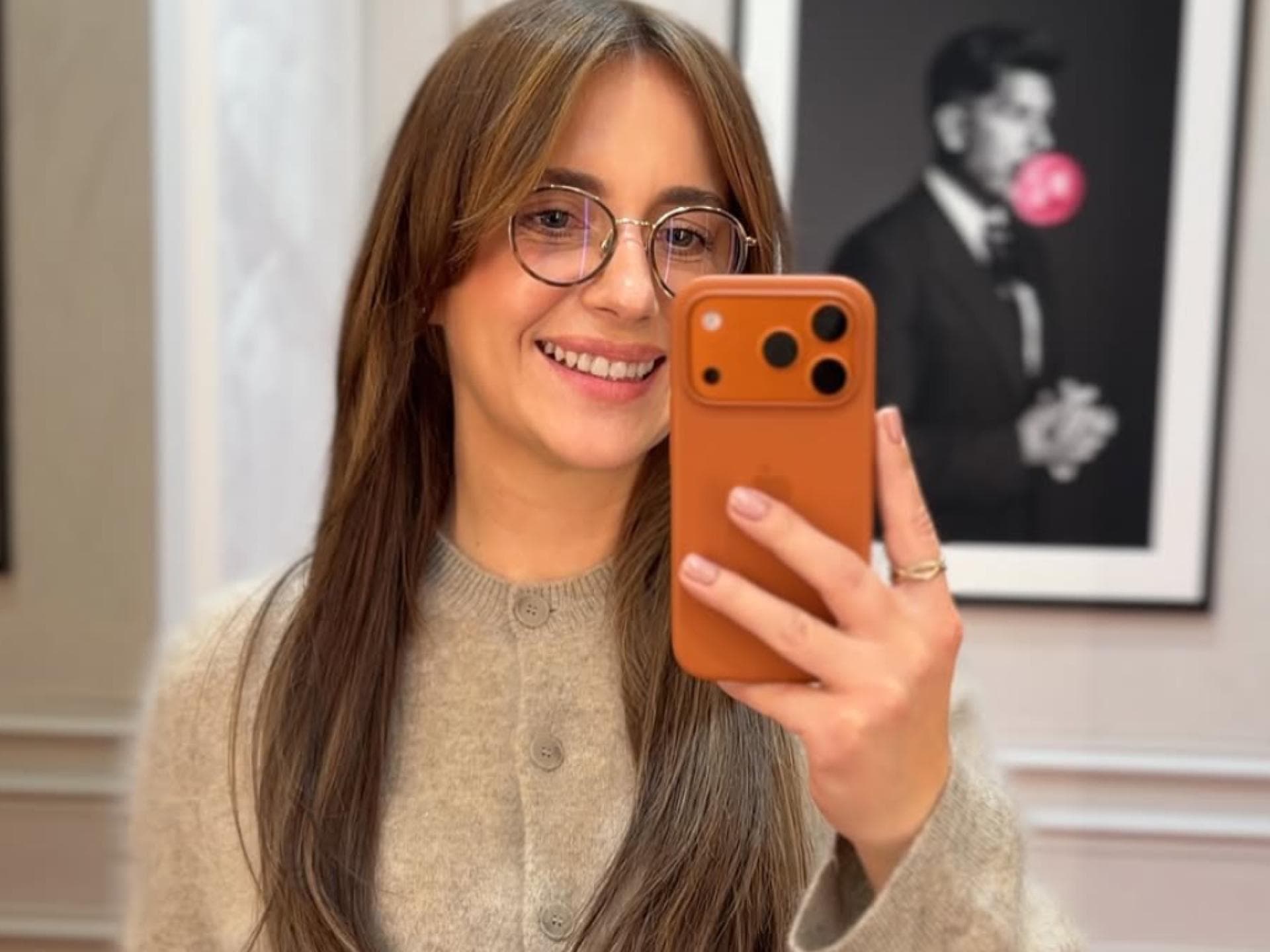 Anna-Heiser macht Selfie mit orangenen Handy