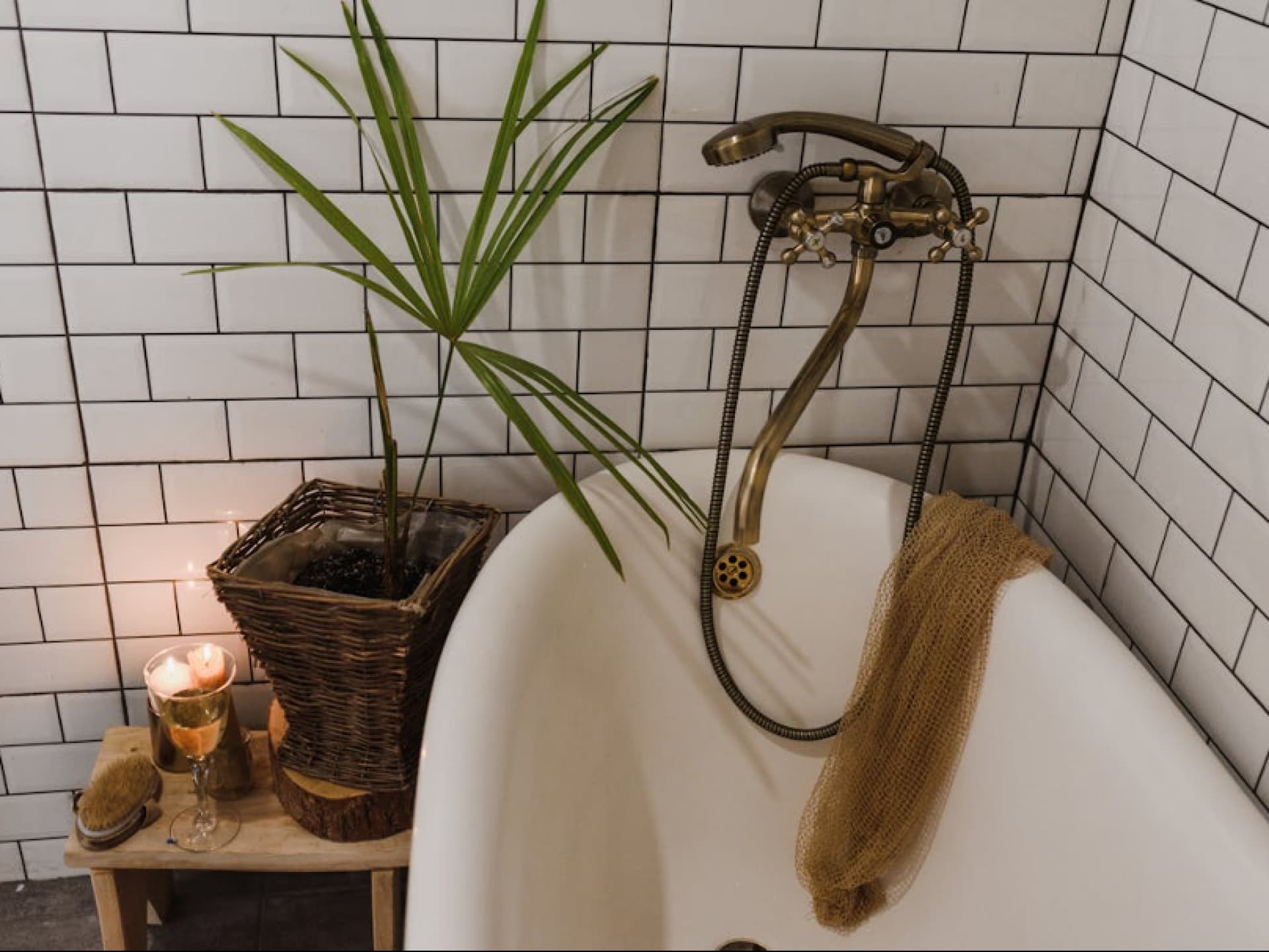 Eine Badewanne bei Kerzenlicht