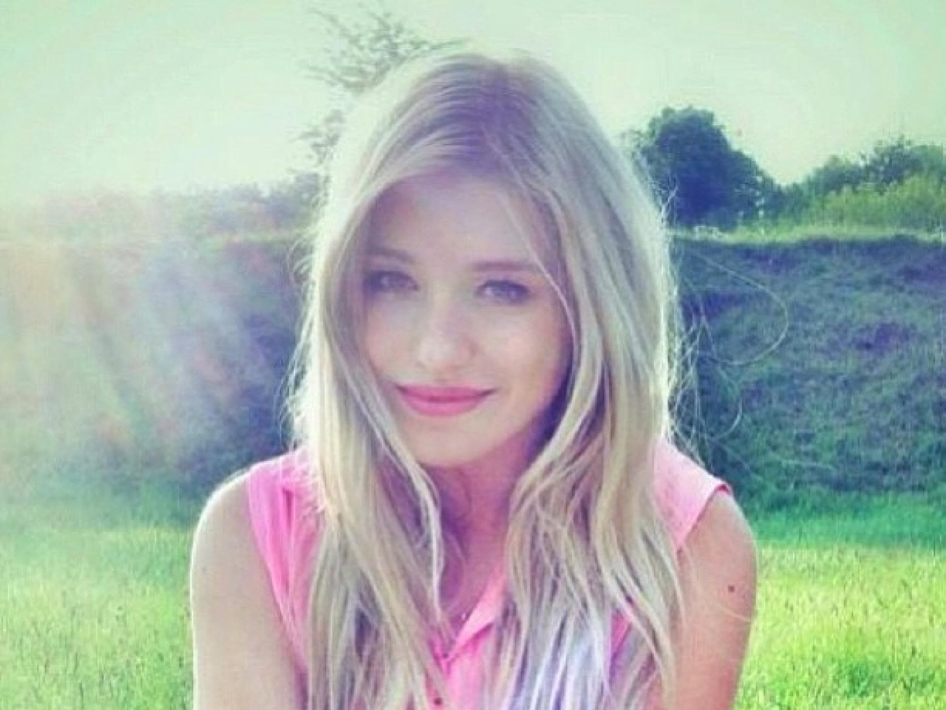 Bianca Heinicke sitzt auf einer Wies