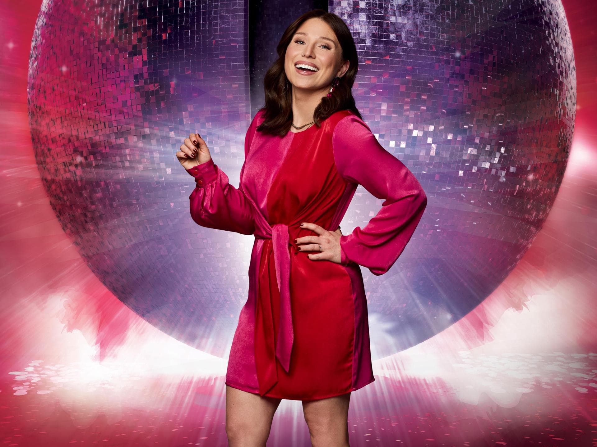 Bianca Heinicke im roten Kleid vor Disco-Kugel