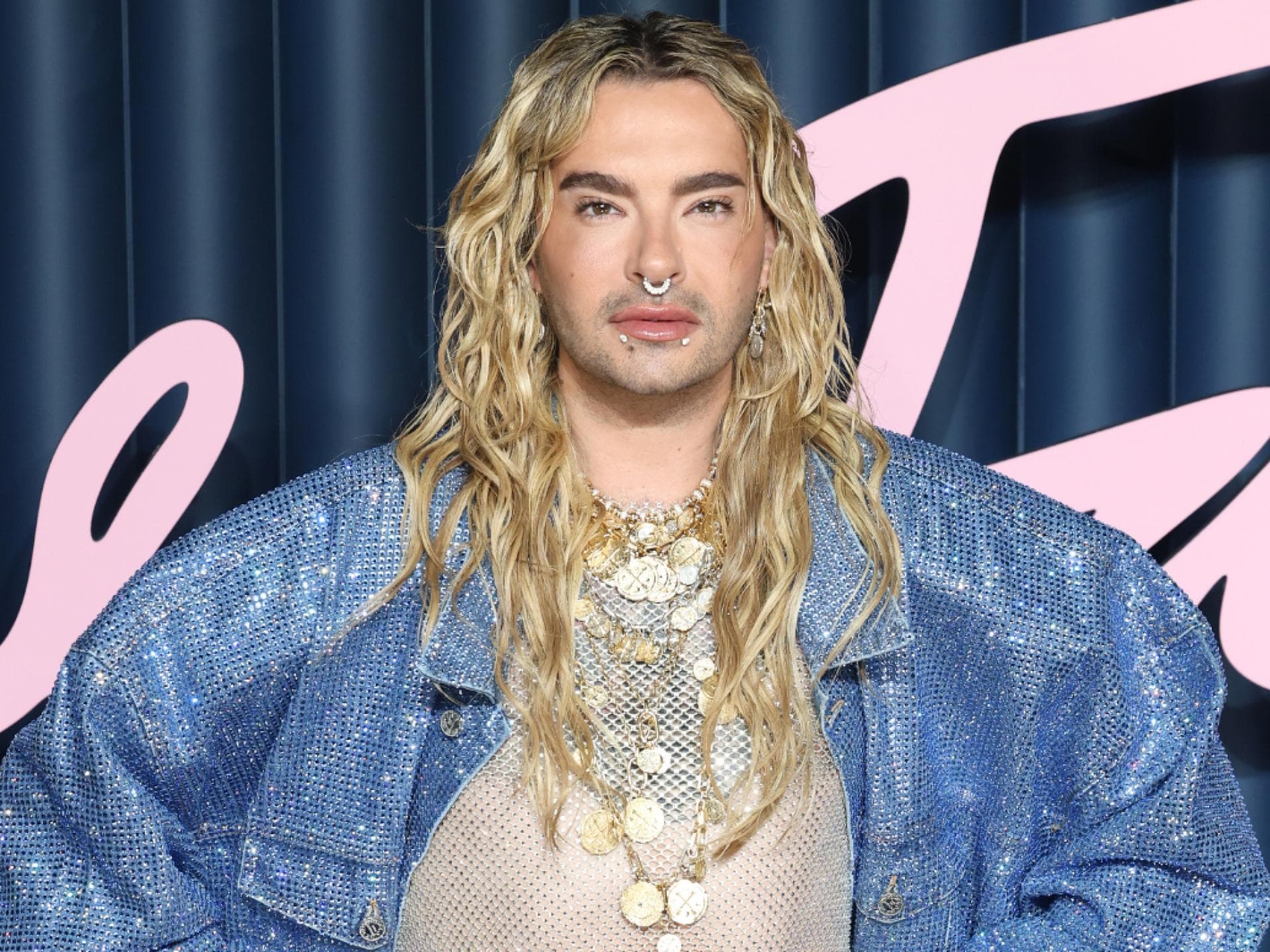 Bill Kaulitz in Blau ganz ernst