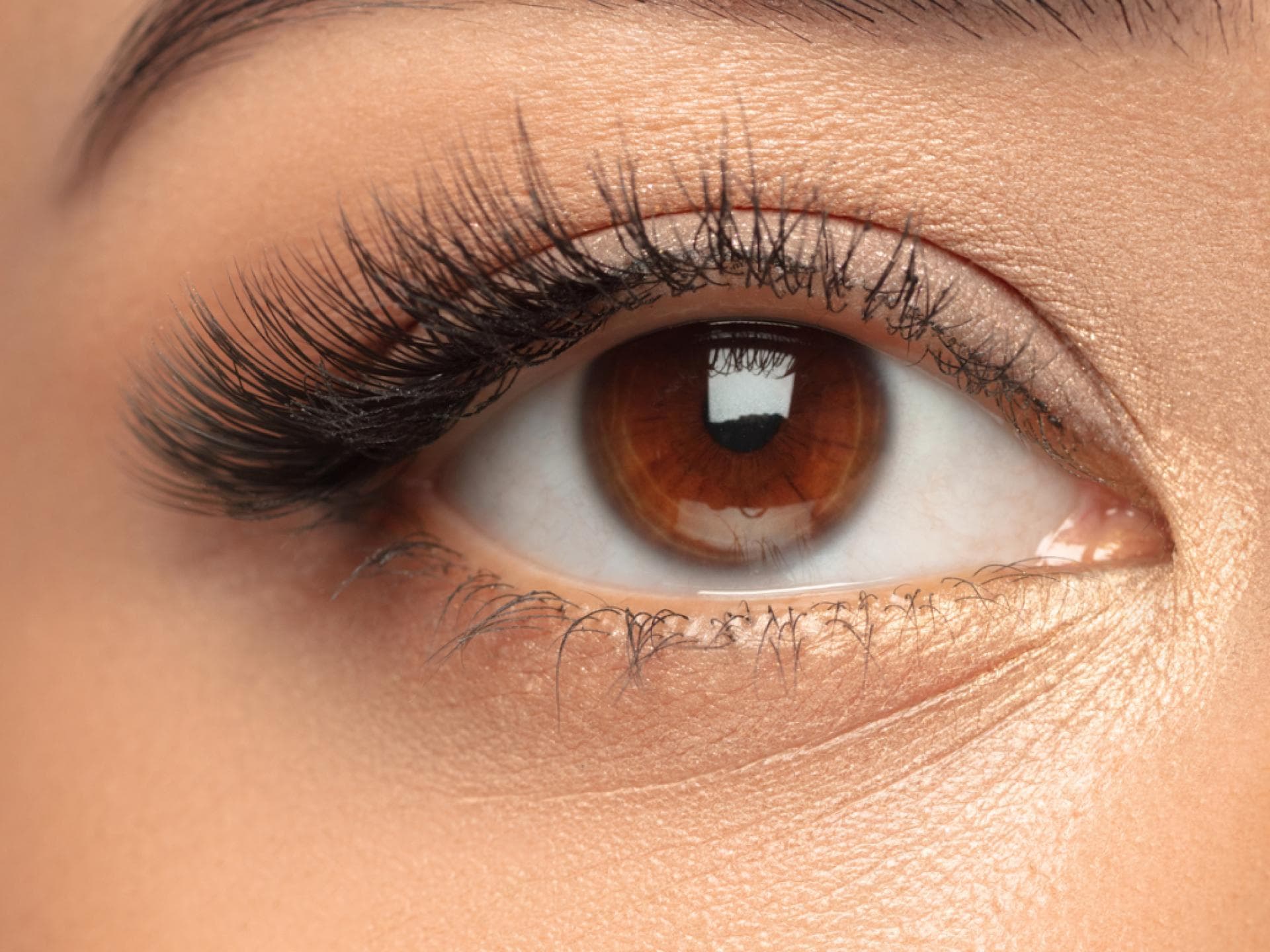 Frau mit dichten Wimpern