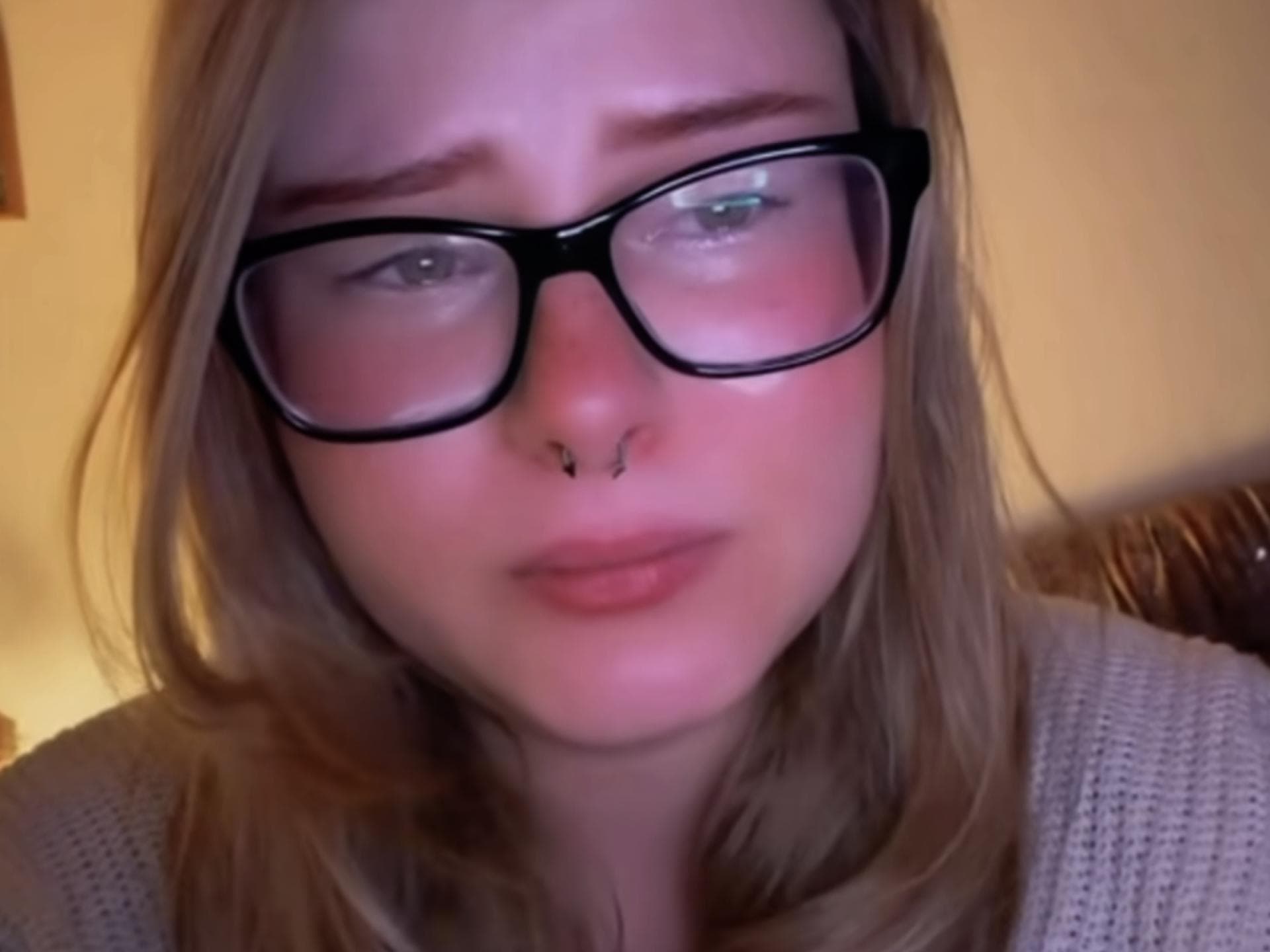 Calantha Wollny weint mit Brille