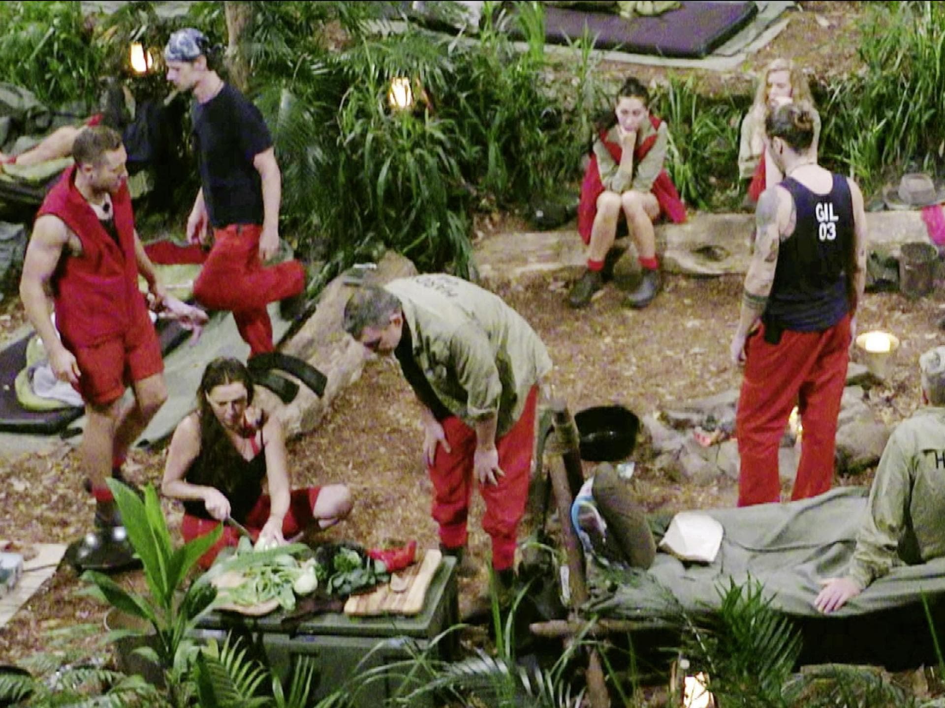 Kandidaten im Dschungelcamp beim Essen