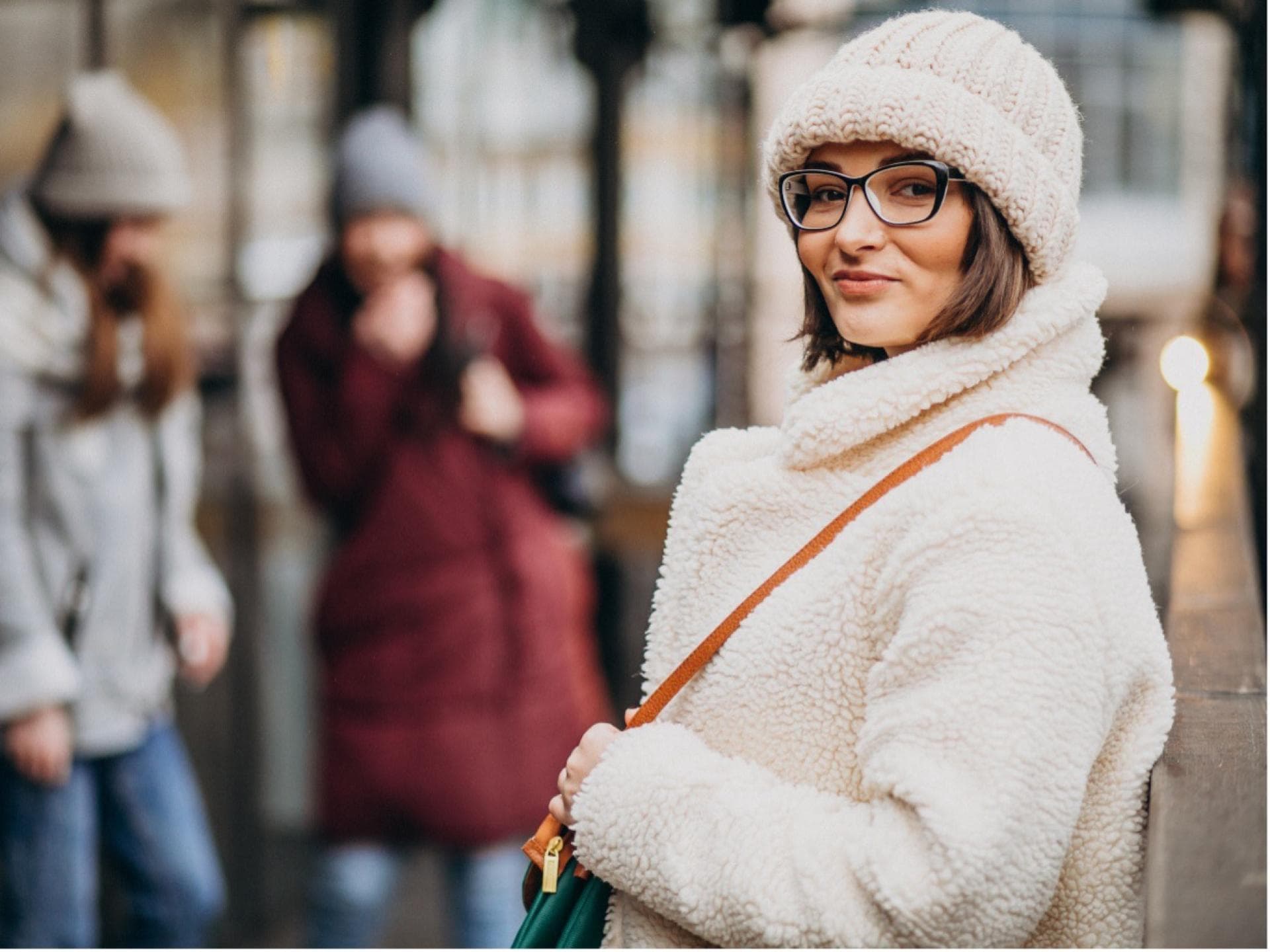 Eine Frau mit Teddyfellmantel und Mütze