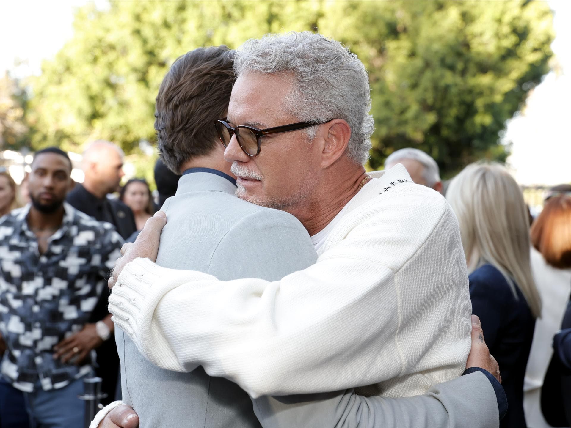 Eric Dane umarmt seinen Schauspiel-Kollegen im Juni 2025