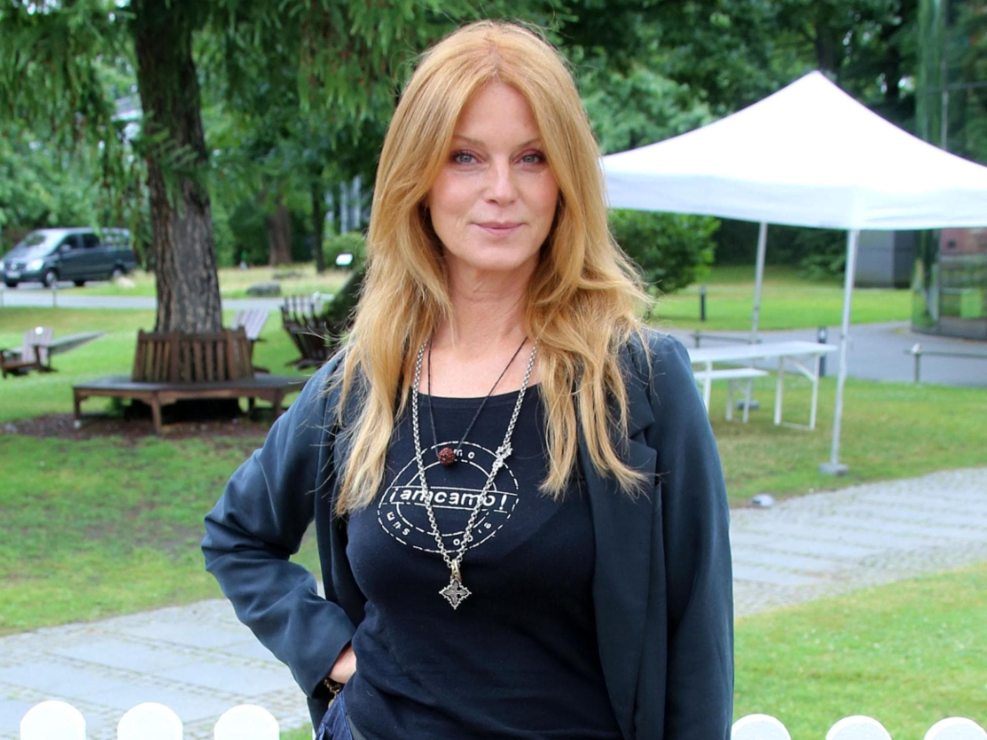 Esther Schweins mit hellroten Haaren