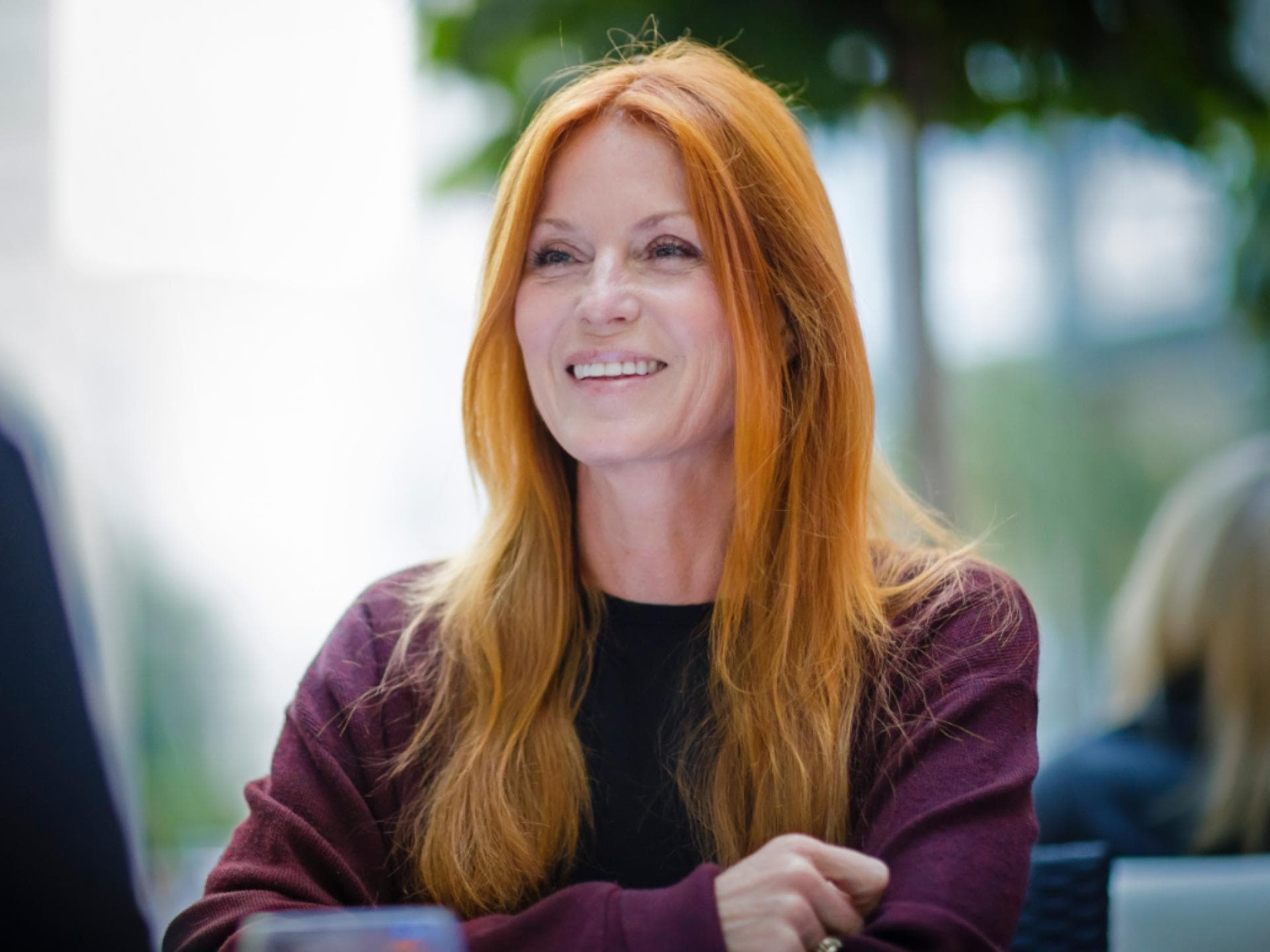 Esther Schweins lächelt