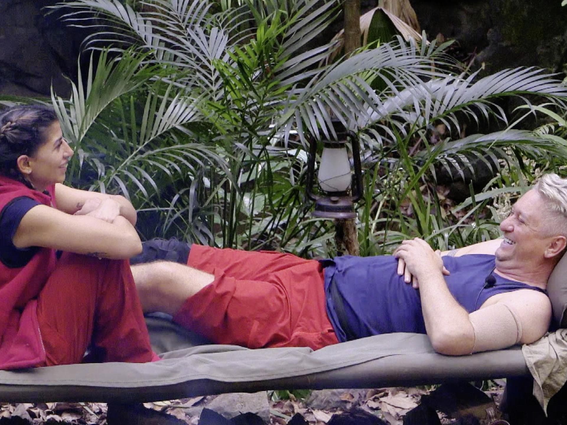 Eva Benetatou spricht mit Hubert Fella auf Liege