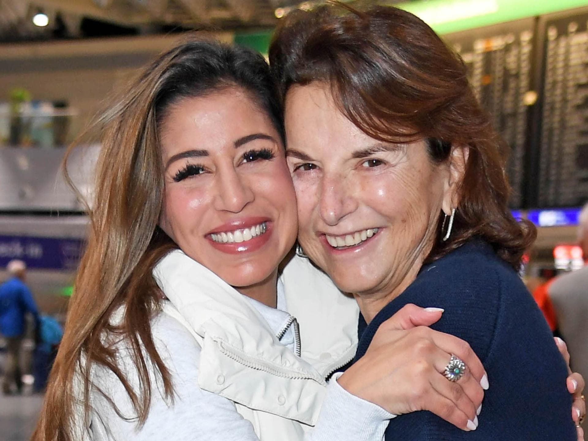 Eva Benetatou mit Claudia Obert am Flughafen