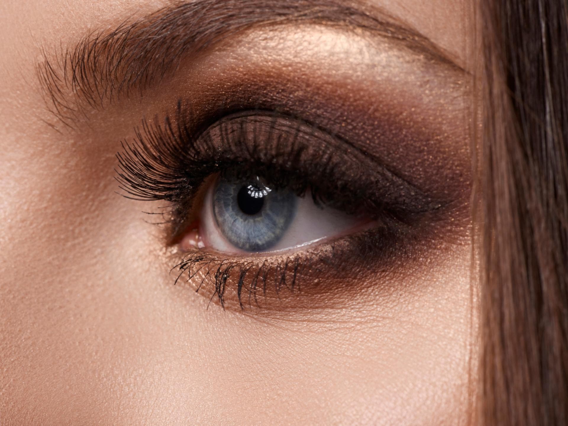 frau mit dichten wimpern