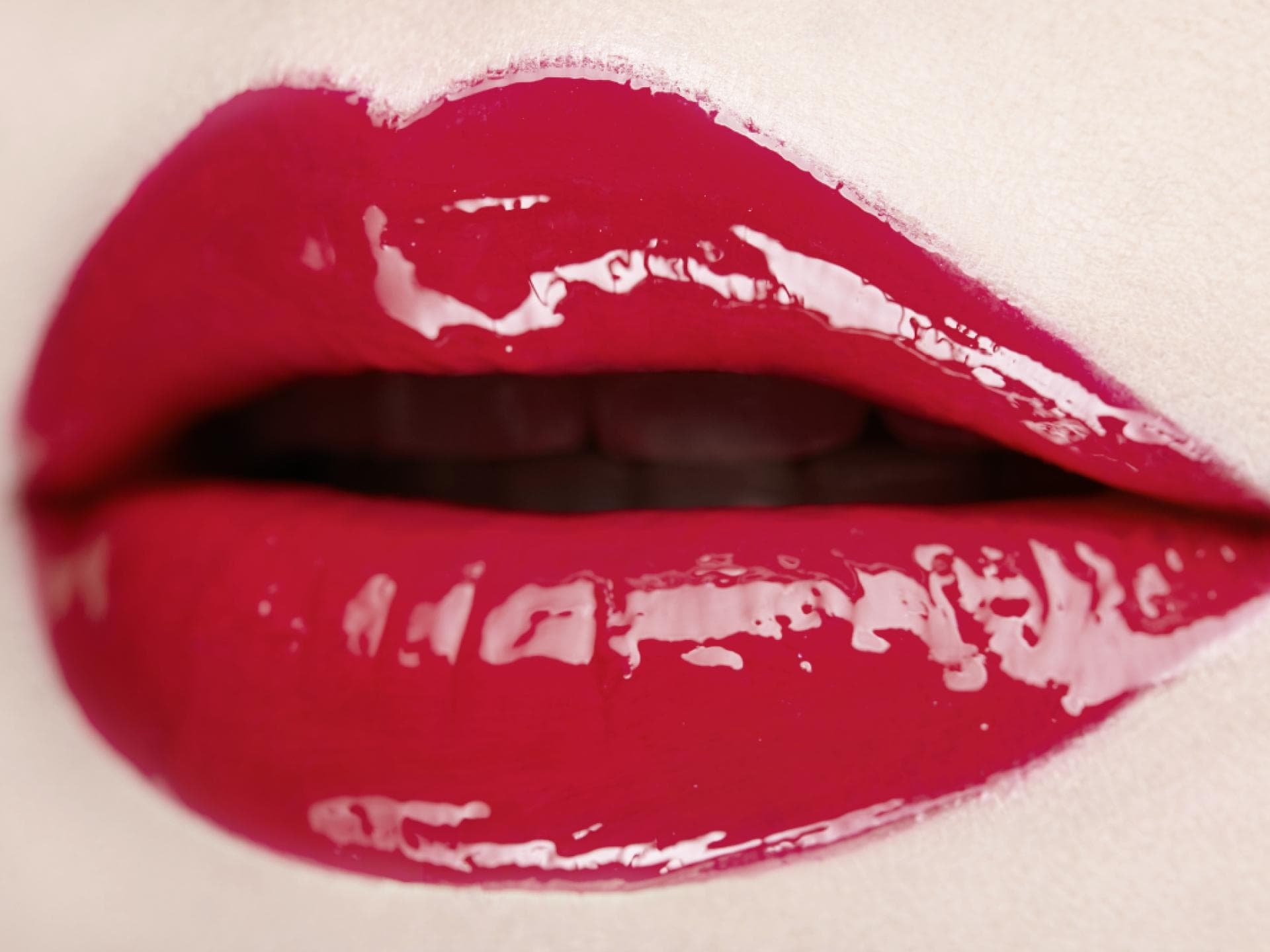 Frau mit Hochglanz-Lippen