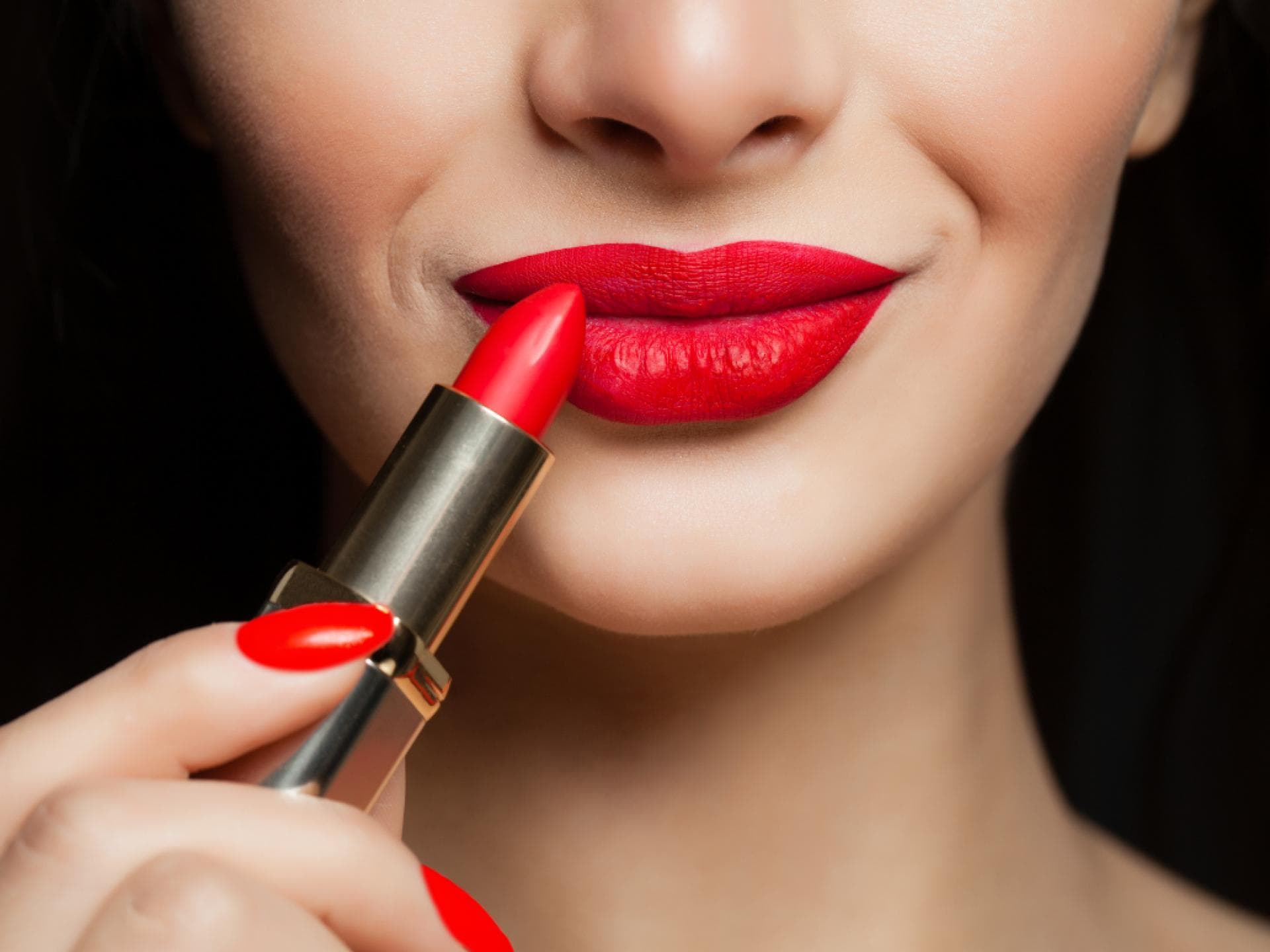 Frau mit Lippenstift in Rot