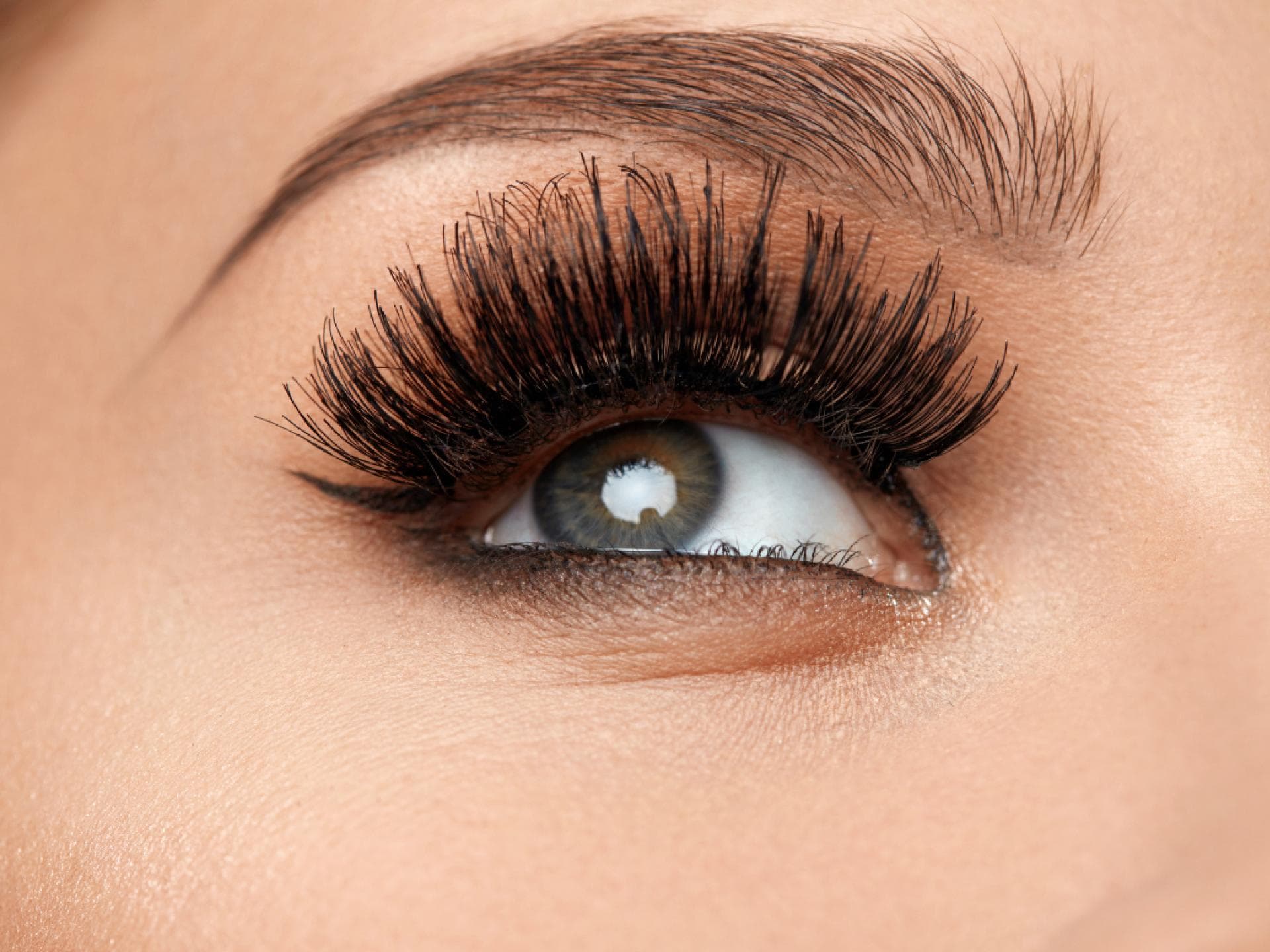 Frau mit Volumen-Wimpern