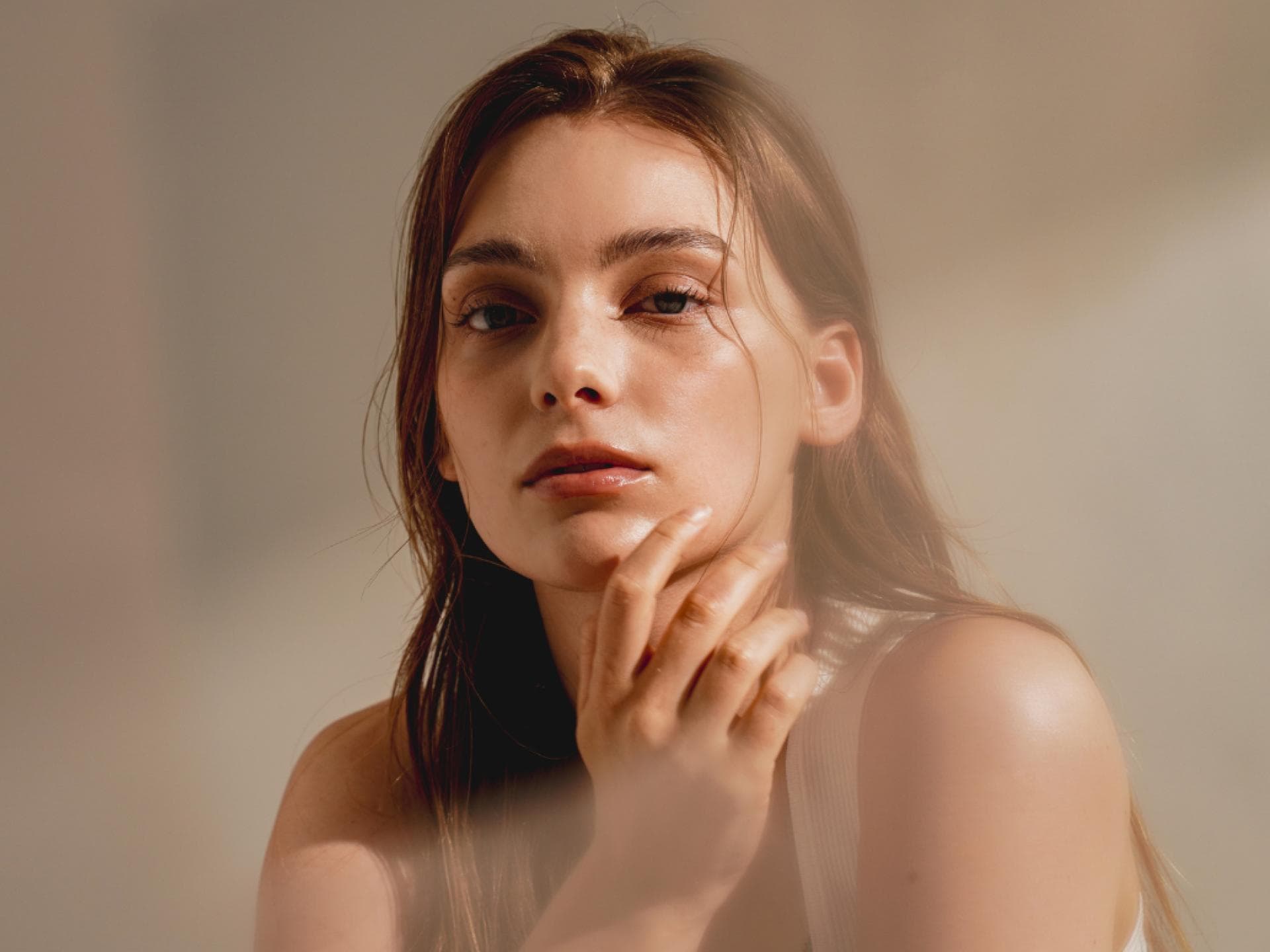 Frau mit perfekter, straffer und glowy Haut