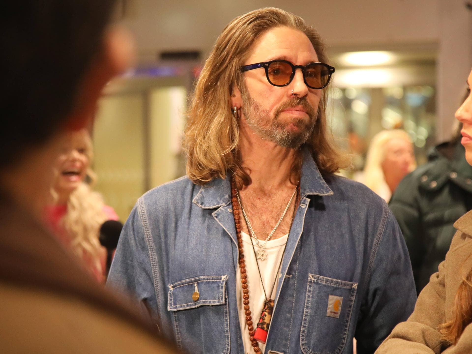 Gil Ofarim mit Sonnenbrille am Frankfurter Flughafen nach dem Dschungelcamp